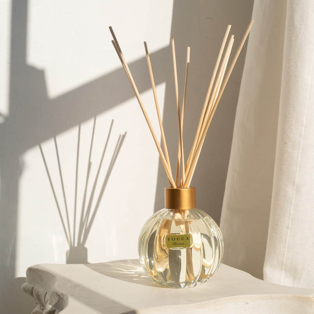 トッカのインスタグラム：「Conjure the luxury of old-world Paris in your home with a TOCCA diffuser in our Florence fragrance.   #TOCCA #LoveYourself  _ #TOCCAbeauty #TOCCAperfume #TOCCAFragrance #TOCCAFlorence #Florence #bergamot #pear #gardenia #fragrance #eaudeparfum #perfume #perfumenotes #pretty #perfumery #finefragrance #timelessbeauty #european #luxury #handcraftedbeauty #home #autumn #homefragrance #diffuser #selfcare #relax #unwind」