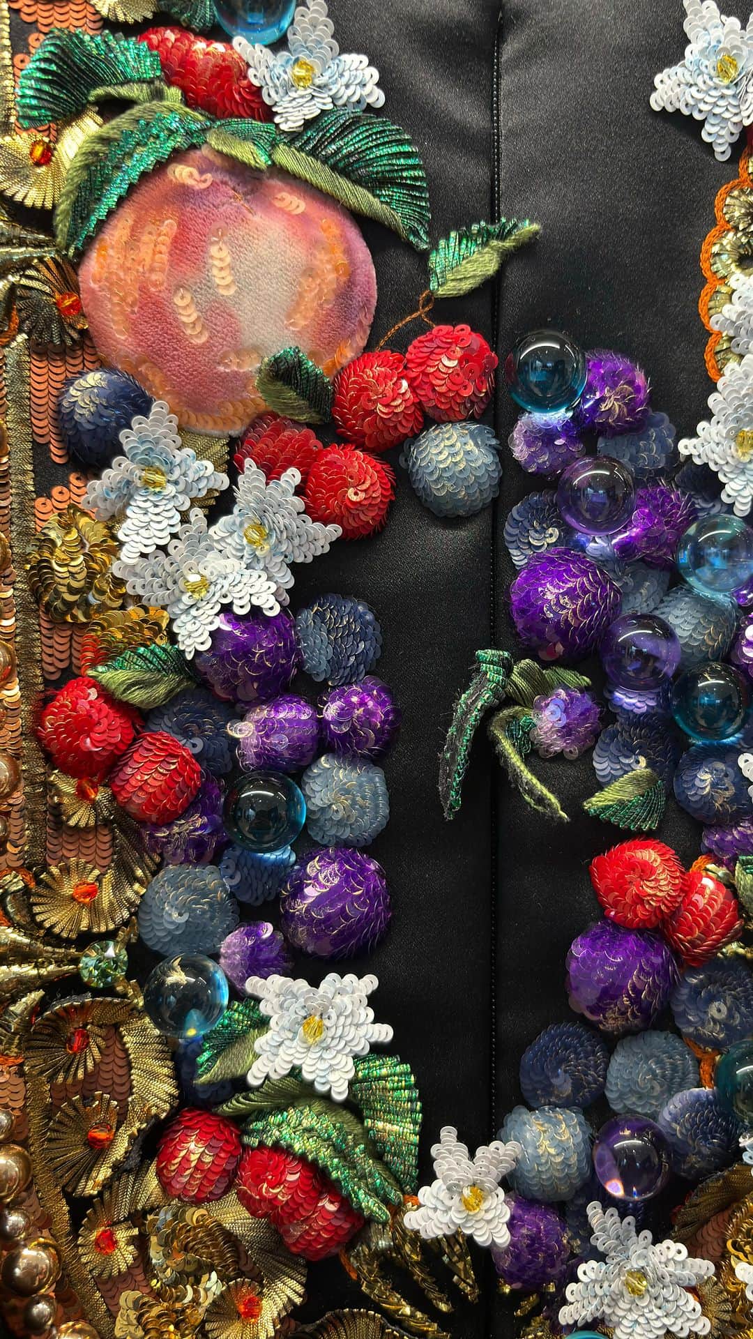 のインスタグラム：「CHANELのオートクチュールコレクションを生で味わう、とてつもなく贅沢な時を過ごしてきました🍇🫐🍒🍑🍓  全てのピースが職人たちの手仕事によって創り上げられた芸術品。油彩画を三次元で表現しているような、まさにアートピースそのもの。 気が遠くなるほどの時間と労力をかけて作られた一着一着を眺める度に、遠い海の向こうのアトリエle19Mへの尊敬の念が尽きません🇫🇷  Inspired by a Parisian allure, the @chanelofficial Fall-Winter 2023/24 Haute Couture collection #ChanelHauteCouture」