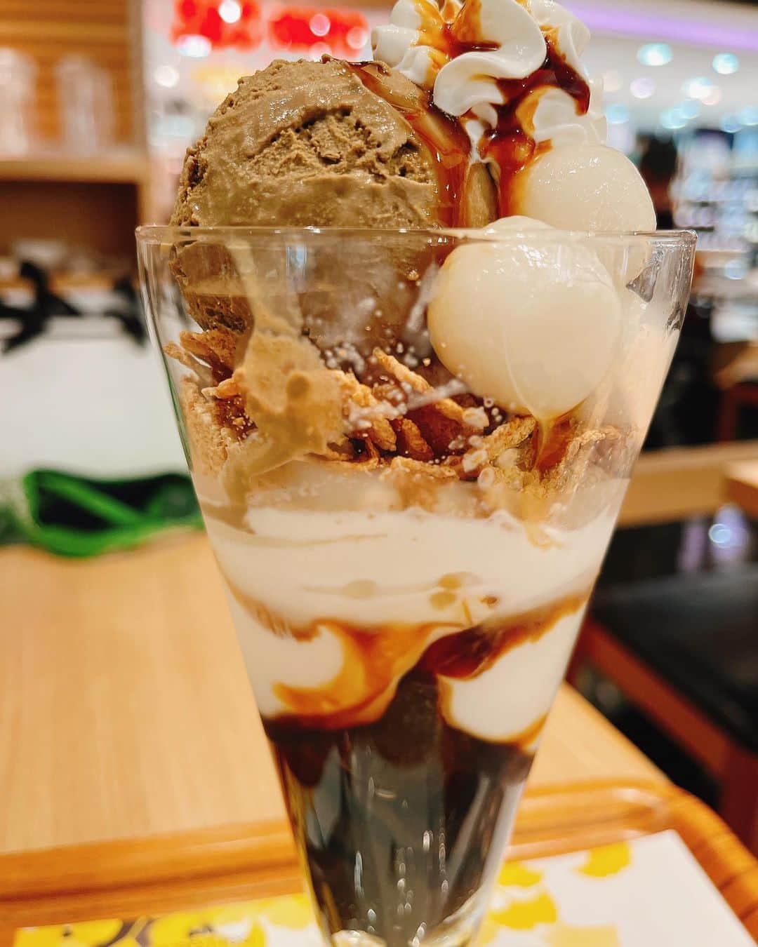 小泉エリのインスタグラム：「「さて、コーヒーでも飲もう。」と入ったお店で気づいたら「ほうじ茶パフェお願いします。」と言っていた私😅 誘惑に負けてしもた😂 ハロウィンのおばけのせいかな🎃」