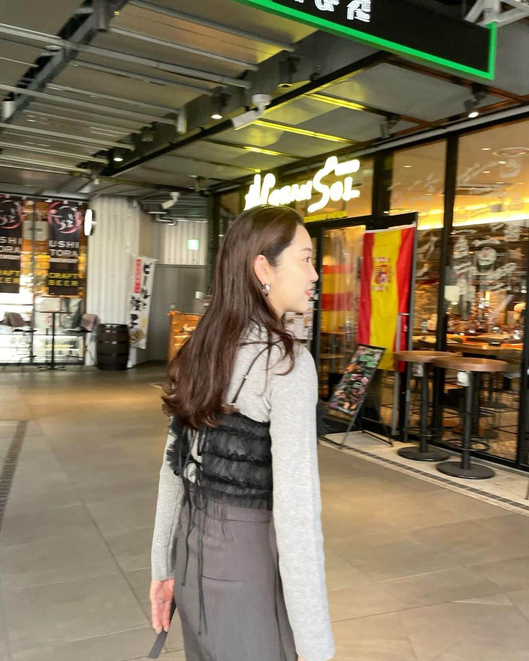 mina hinokuchiさんのインスタグラム写真 - (mina hinokuchiInstagram)「. 明日お店に入るチュールビスチェとニットのセット。 チュールのアイテム気になるなぁ〜と思いながら 子供っぽくなりすぎるかも？と迷っていましたが ワントーンでまとめるとしっくり◎  このチャコールはビスチェとインナーが同色で 甘すぎず大人っぽくも着用できました◎  一緒に持ってるバックは 明日から始まるノベルティーフェアのノベルティーバッグ！ #冬アウター　カバンについてるCのモチーフは、 Chicoのブランドロゴの“C“を型にして作りました🌙  アイボリーとブラック、在庫ある限り色味はお好きな方選んでいただけます♪  . #Chico #チコ #SalonbyChico #ブラックコーデ #ワントーンコーデ」11月1日 21時59分 - miiinah