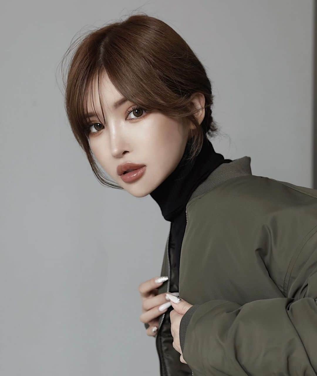 小原優花のインスタグラム：「今年の4月からちょこちょことダウンタイムを取りながら整形をしていて、沢山ご質問を頂いておりましたのでその事についてまとめさせて頂きます！🙇‍♀️  今回頬骨のインフラクチャー法をやりたくて4院のカウンセリングに周り、最終的に韓国へ行こうと思ったのですが長めの滞在やアフターケアの不安などもあり、銀座で開院されている韓国発のバウム美容外科のソ先生《@boik_suh 》を知って相談に行きました🏃‍♀️✨ @baumbeautyclinic   院内にCTの機械があるのでカウンセリングが非常にスムーズで、ソ先生は日本語も通じてとっても優しく、結果大きめな手術も安心してお任せする事ができました☺️🙏🏻  最初に、頬骨縮小(アーチ、インフラクチャー法)・切らない内側人中短縮・顎プロテーゼ(ヒアルロン酸を溶かしてシリコンに変更) ↓ その後、咬筋ボトックス・小鼻縮小とメーラーファット除去・ミニ切開+糸リフトをして今ほとんどの腫れや浮腫が落ち着いた状態です❣️  ミニ切開リフトは耳の内側〜後ろを切ってくれる為、傷は言わないと分からないレベルです✨  ソ先生の縫合が本当に綺麗なので、個人差はあると思いますが外側の人中短縮も私は全然傷が目立たなくて、満足度が高かったので私的にはもっと早くやれば良かったなぁと思った手術トップでした🥺💭  顔立ちを大きく変えたいわけではなく、なるべく自然にアプリで少し修正された様なパーツの細かな改善をソ先生は理想的に再現して下さるので、本当に信頼しております🙇‍♀️🙇‍♀️  又、仕上がりに影響が無いよう、ダウンタイム中は無理せずとにかく安静にアイシングや固定を続けたり、食事もお粥中心で患部に負担をかけず、丁寧に処置をして過ごしました💡  顔は誰よりも自分が毎日見るものなので、人からどう思われるかではなく、気にしているコンプレックスが解消されて、毎日が少しでも明るく楽しくなる様に私なりに向き合っていきたいって思います！🥰  同じ様にお悩みの方に、先生との出会いとなる選択肢のひとつとしてご参考にして頂けましたら幸いです🙇‍♀️🍀」