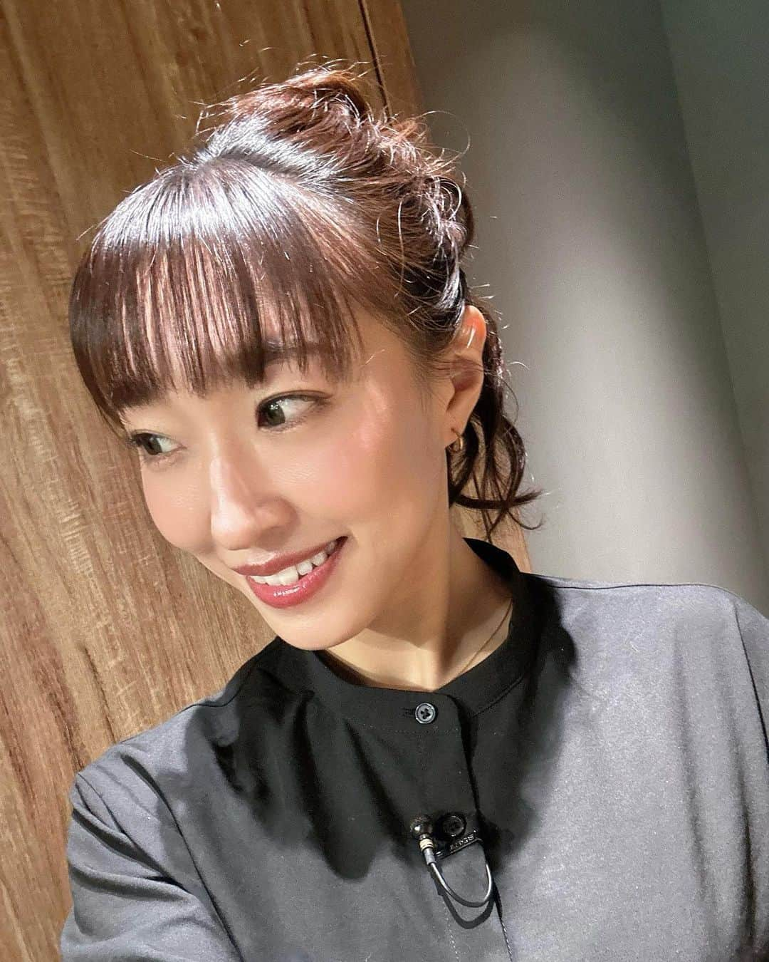 藤田舞美のインスタグラム：「❁︎ 今日はアップヘア🎀 頭にお花が咲いたようなヘアアレンジにして下さいました✨ 芸術的〜🥹 * #ヘアメイク #ヘアアレンジ #ロングヘア #ロングヘアアレンジ #収録 #お仕事ヘア #アナウンサー #キャスター #mc #司会者 #ホリプロアナウンス室」