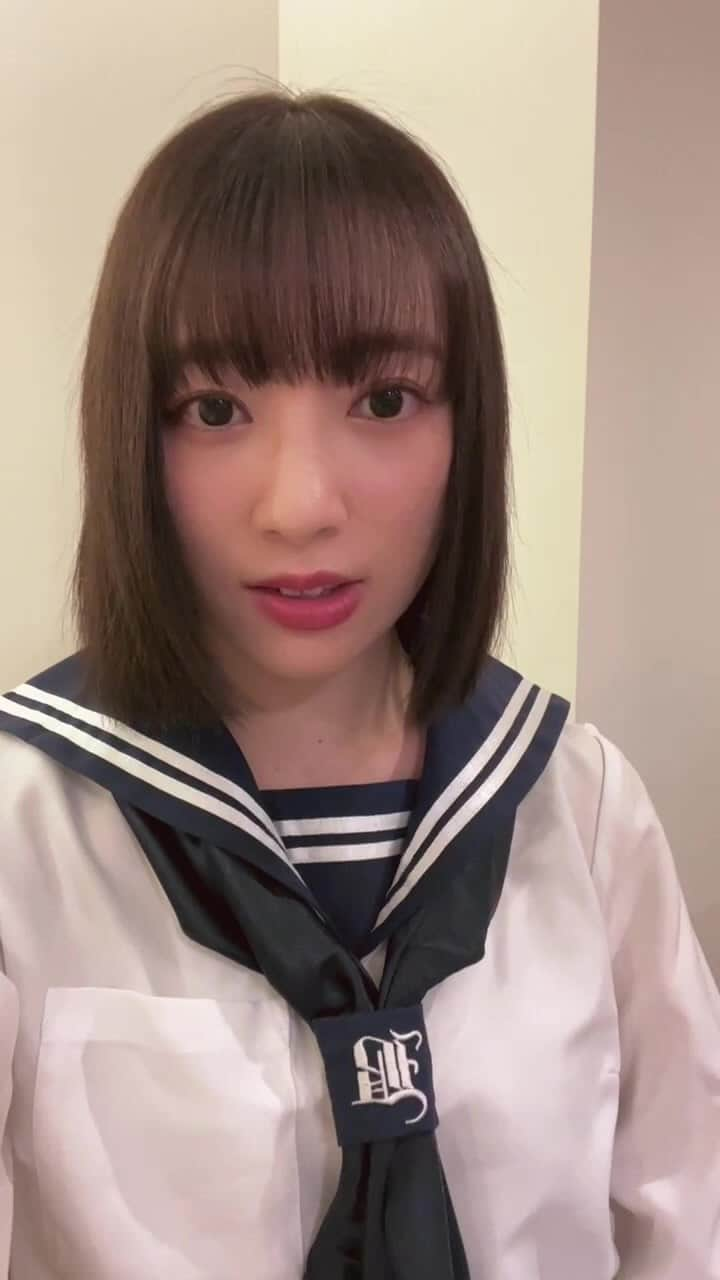 佐藤詩織のインスタグラム：「なんでセーラー服を着ているのだと思いますか配信👩🏻‍✈️」