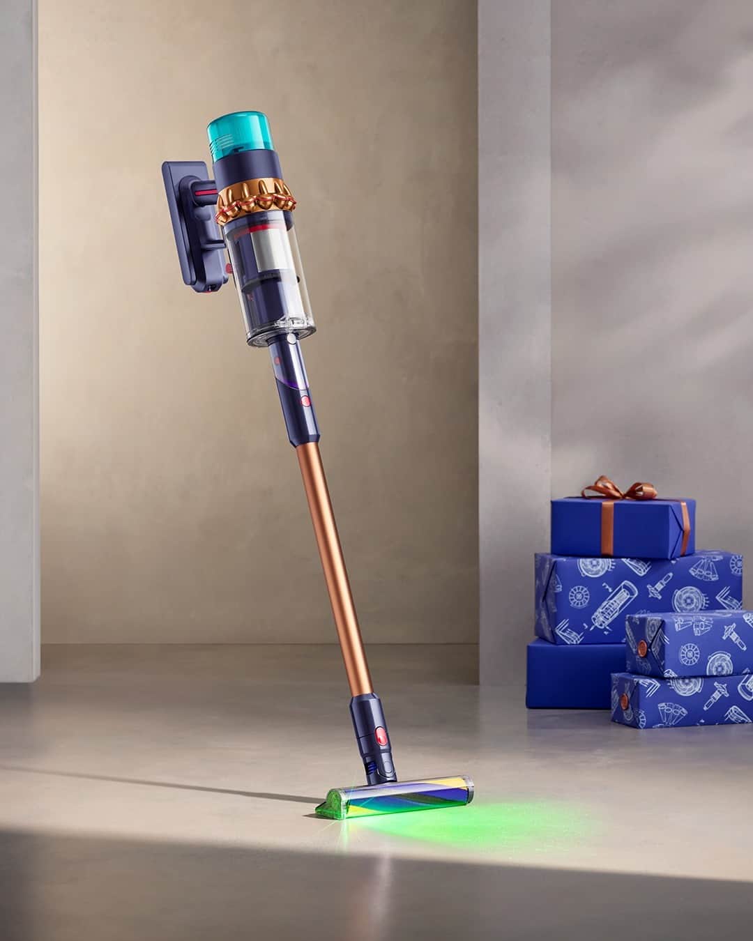 Dysonのインスタグラム：「Give the Dyson Gen5detect™ vacuum in Prussian blue and rich copper. 🎁   With advanced suction power and HEPA filtration, it's our most powerful cordless vacuum.  Exclusive colours available only at Dyson.com.   #Dyson #DysonVacuum #GivetheGiftofInvention #CordlessVacuum #DysonTechnology」