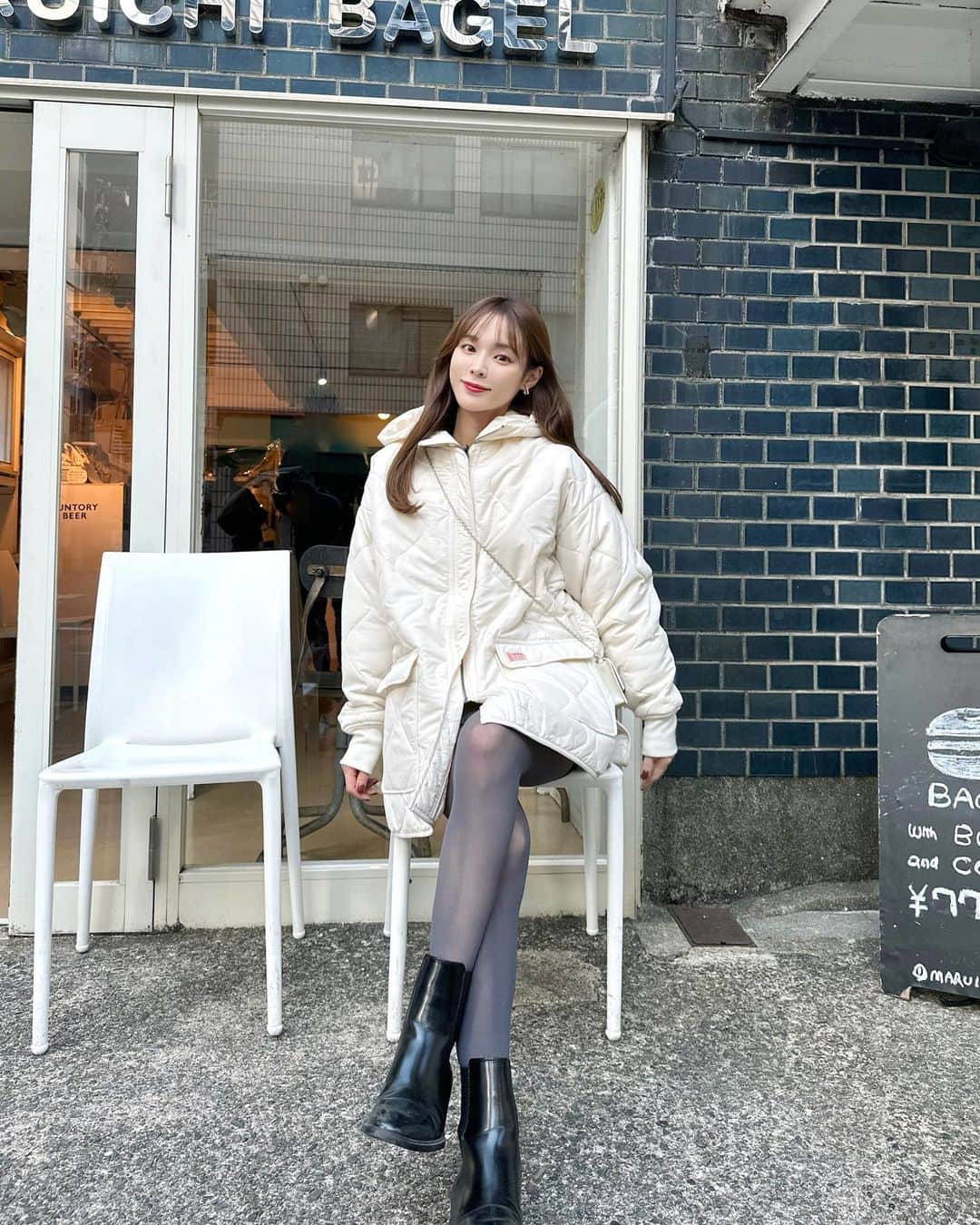 磯田 ひかる(Hikaru Isoda) のインスタグラム：「こんばんは♡ 11月になりましたね！🥰 まだまだ日中は暖かくて冬になる気配がないですが...🐈🧶  この日はキルティングのライトアウターを着ていました💗 軽くて今の時期にちょうど良いܸ. ̫ .ܸ  リバーシブルで着れて、フードも取り外せるマルチway✨️  タイツはグレーで抜け感を♥  【着用アイテム】 Jacket @classicalelf_official  バラクラバ付リバーシブル中綿キルティングコート アイボリー M ¥5,899税込  Shoes @zara  Bag @matinkim_magazine   —————————— picaru：162cm / 骨格ウェーブ 1st ブライトスプリング 2nd ブライトサマー  大人可愛いスタイルアップコーデ ヘアメイクを合わせた トータルスタイリングを提案🤍  不定期にストーリーで ファッションお悩み相談募集中🥰 ——————————  他の投稿を見る→【@picaruuu】  クラシカルエルフ初のPopupストアがイオンレイクタウンmori 2Fにオープン！オンラインでしか見れなかったアイテムを実際に手に取れるチャンスなのでお近くにお越しの際はお立ち寄りください🥰💕  【会場】イオンレイクタウンmori 2F 催事スペース 【期間】2023年11月17日（金）〜11月30日 【ご購入特典】 　数量限定！オリジナルノベルティプレゼント 　税込6,000円以上お買い上げの方に、クラシカルエルフオリジナルノベルティをプレゼント致します。 　＊数量限定のため、無くなり次第終了致します。予めご了承ください。  　11/17（金）〜 ※カラーは選択不可 　オリジナルコーデュロイポーチ（グレー or ネイビー） 　11/24（金）〜  　オリジナルタンブラー」