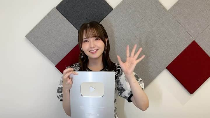 鬼頭明里のインスタグラム：「˗ˏˋ ㊗チャンネル登録者数10万人 ˎˊ˗  #鬼頭明里 Official Artist Channel  チャンネル登録者数10万人突破を記念し YouTube本社様より銀の盾が届きました🎉  いつも応援いただきありがとうございます！ 次は金の盾目指してがんばるぞ🔥 https://www.youtube.com/channel/UCU_E2DHcyQu-Toohyd1vzRw」