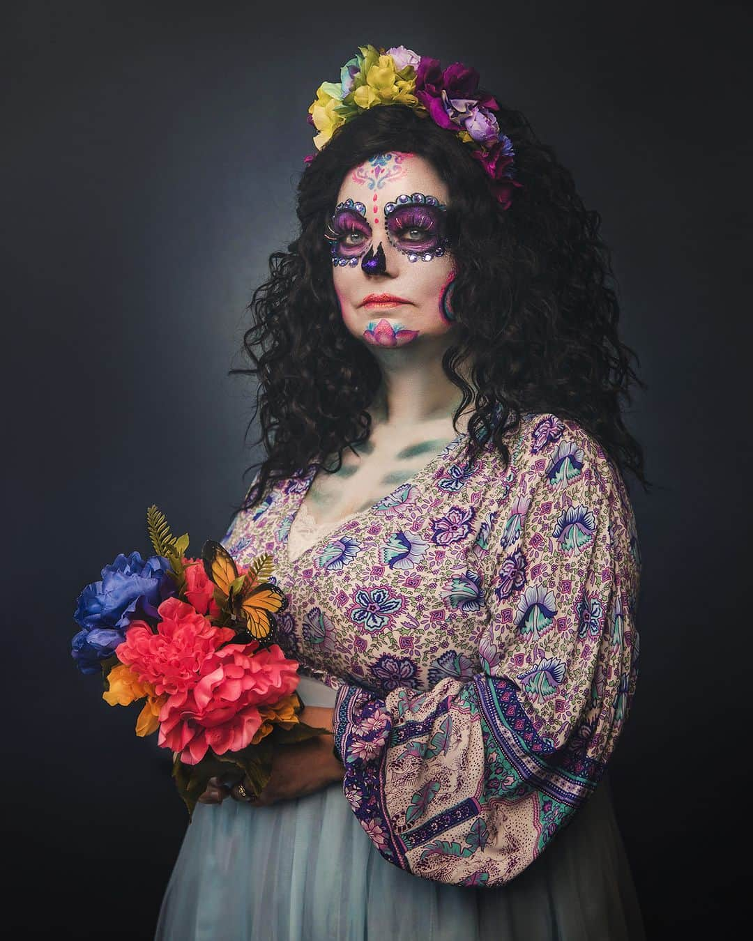 Sigma Corp Of America（シグマ）さんのインスタグラム写真 - (Sigma Corp Of America（シグマ）Instagram)「🌺💀🕯️ As much of the country celebrates Halloween on October 31, the Mexican holiday Día de los Muertos (Day of the Dead) begins at midnight, traditionally allowing for the spirits of departed people to rejoin their families for a brief time of remembrance and honor. On the SIGMA America Blog, photographer Tosha Gaines @toshaphotog explores these traditions through portrait sessions that help her clients to beautifully celebrate the loved ones they have lost.  Read the article 🌹➡️ LINK IN BIO ⬅️🌹 to see more photos and learn more about Tosha's portrait project.  Or go to 🔗 bit.ly/sigma-dia-de-los-muertos-ig  #SIGMA #sigmaphoto #díadelosmuertos #diadelosmuertos #photography #portraitphotography #dayofthedead #SIGMAArt #SIGMAArtLens #sigma2470art #sigma2470 #sigmalens #sigmalenses #zoomlens」11月1日 22時00分 - sigmaphoto