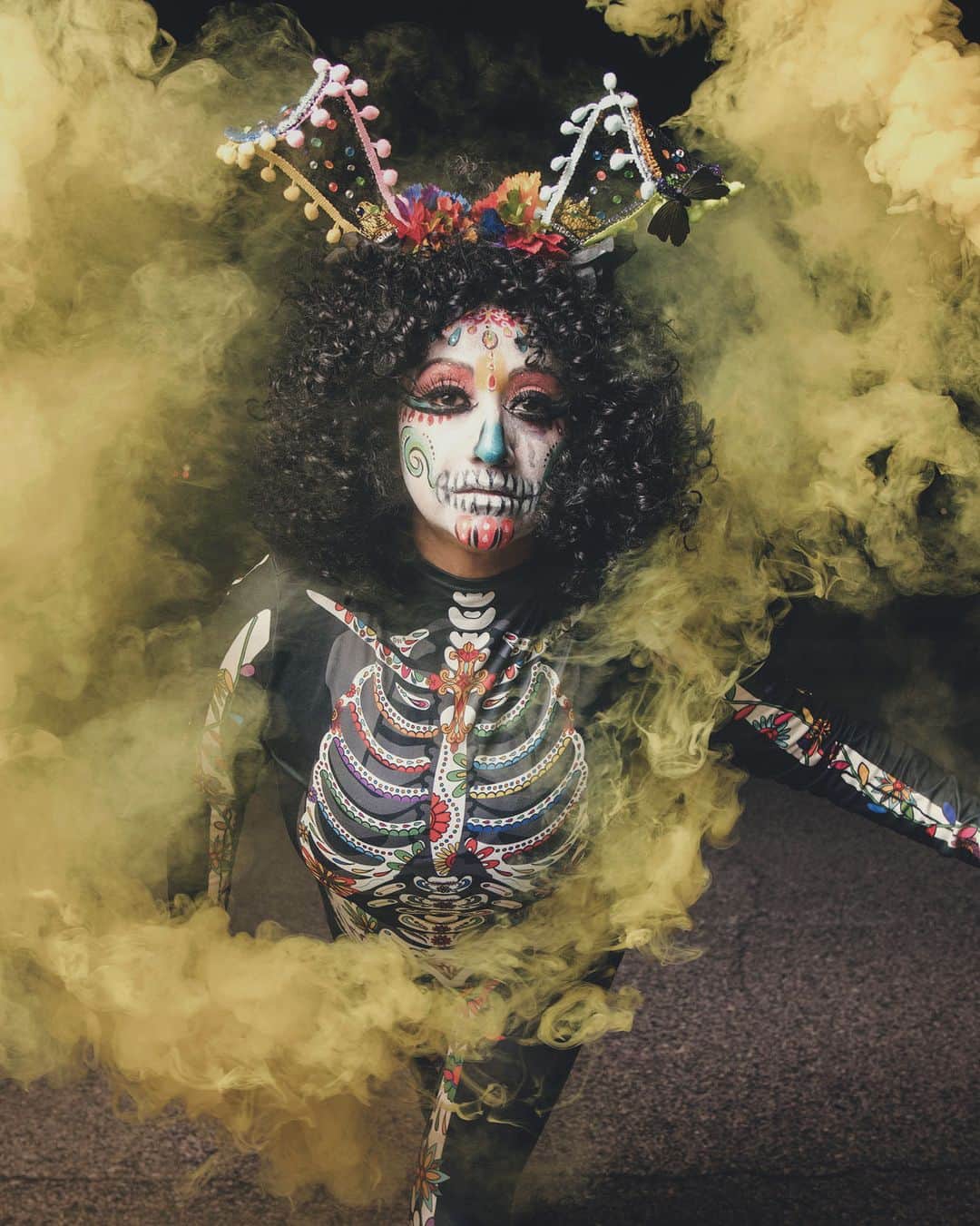 Sigma Corp Of America（シグマ）さんのインスタグラム写真 - (Sigma Corp Of America（シグマ）Instagram)「🌺💀🕯️ As much of the country celebrates Halloween on October 31, the Mexican holiday Día de los Muertos (Day of the Dead) begins at midnight, traditionally allowing for the spirits of departed people to rejoin their families for a brief time of remembrance and honor. On the SIGMA America Blog, photographer Tosha Gaines @toshaphotog explores these traditions through portrait sessions that help her clients to beautifully celebrate the loved ones they have lost.  Read the article 🌹➡️ LINK IN BIO ⬅️🌹 to see more photos and learn more about Tosha's portrait project.  Or go to 🔗 bit.ly/sigma-dia-de-los-muertos-ig  #SIGMA #sigmaphoto #díadelosmuertos #diadelosmuertos #photography #portraitphotography #dayofthedead #SIGMAArt #SIGMAArtLens #sigma2470art #sigma2470 #sigmalens #sigmalenses #zoomlens」11月1日 22時00分 - sigmaphoto
