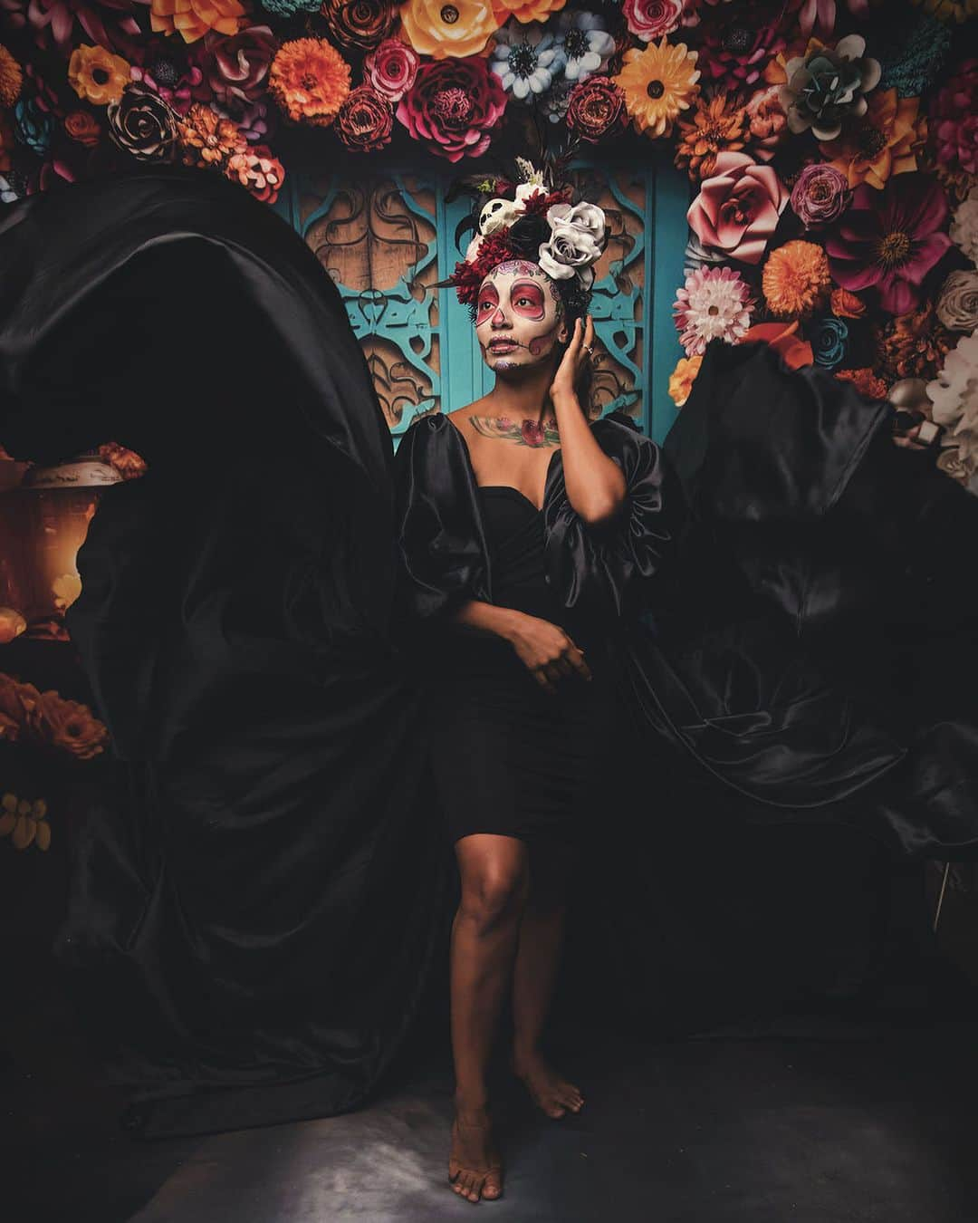 Sigma Corp Of America（シグマ）さんのインスタグラム写真 - (Sigma Corp Of America（シグマ）Instagram)「🌺💀🕯️ As much of the country celebrates Halloween on October 31, the Mexican holiday Día de los Muertos (Day of the Dead) begins at midnight, traditionally allowing for the spirits of departed people to rejoin their families for a brief time of remembrance and honor. On the SIGMA America Blog, photographer Tosha Gaines @toshaphotog explores these traditions through portrait sessions that help her clients to beautifully celebrate the loved ones they have lost.  Read the article 🌹➡️ LINK IN BIO ⬅️🌹 to see more photos and learn more about Tosha's portrait project.  Or go to 🔗 bit.ly/sigma-dia-de-los-muertos-ig  #SIGMA #sigmaphoto #díadelosmuertos #diadelosmuertos #photography #portraitphotography #dayofthedead #SIGMAArt #SIGMAArtLens #sigma2470art #sigma2470 #sigmalens #sigmalenses #zoomlens」11月1日 22時00分 - sigmaphoto