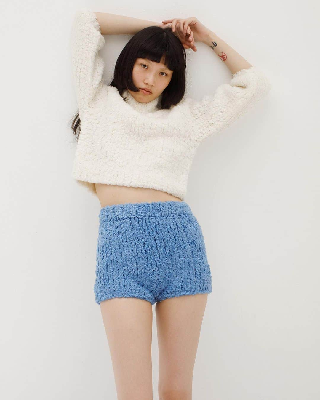 leinwande_officialのインスタグラム：「ㅤㅤㅤㅤㅤㅤㅤㅤㅤㅤㅤㅤㅤ leinwände 23autumn/winter collection -Boa Hand Knitted Top- ㅤㅤㅤㅤㅤㅤㅤㅤㅤㅤㅤㅤㅤ ローゲージのボアモール糸を手編み(棒針)でコンパクトに仕上げた一枚。起毛感があるながらコンパクトに着用いただける一枚です。 ㅤㅤㅤㅤㅤㅤㅤㅤㅤㅤㅤㅤㅤ #leinwände #leinwande」