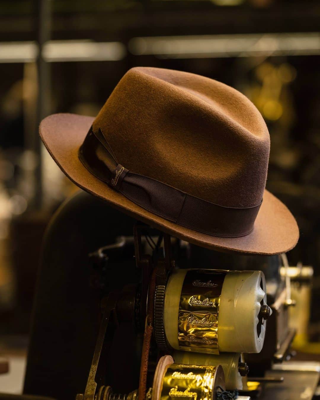 ボルサリーノのインスタグラム：「November spice & all that is nice. A Fall felt closeup of a best in class Borsalino fedora in a spice turmeric color. Captured at the Maison’s manufacture in Spinetta Alessandria. Shop this look & more now now on www.borsalino.com  Ph @helmutberta  #whereallthemagichappens #italianstyle #Feltfedorahats #fedoralove #Borsalinolove  #MadeinItaly #iconicaccessories」