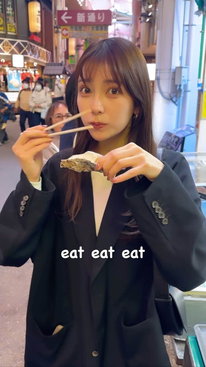 長谷川万射のインスタグラム：「食べて食べて食べて飲む🍶🐷笑  幸せすぎた〜。美味しいものが沢山で困ります〜。 これおいしくない？！食べてみて？！ ってすぐ共有したがります。 好きな人たちと共感しながら食べるご飯が好きです🤍  #ただ食べる動画です #金沢#金沢グルメ#金沢旅行」