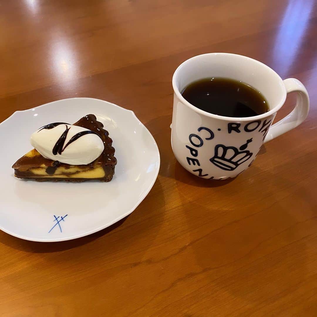 西川忠志さんのインスタグラム写真 - (西川忠志Instagram)「マーブルタルト  いつも伺うご近所のケーキ屋さん『オンフルール』さんへ。 @sparks3399   キャラメルクリームとチョコレートの柔らかながら しっかりとした味わい。 たっぷりとのった生クリームを 自分好みで調節しながらいただく『マーブルタルト』は最高🤩  ブラック珈琲との相性も抜群😋👍  そして今日もご主人、奥様とお話ししていたら なんと！オンフルールさんは今月、11月15日でなんと！ 30周年だそうで！ビックリ🤩‼️  おめでとう御座います🙇‍♂️😊‼️ そして！いつもありがとうございます🙇‍♂️😊  追伸、妻や子供達もそれぞれ好きなケーキを買いましたが 撮る前に既にお腹の中へ😅  #ケーキ　#cake #オンフルール　#マーブルタルト　  感謝 西川忠志」11月1日 22時01分 - nishikawa_tada