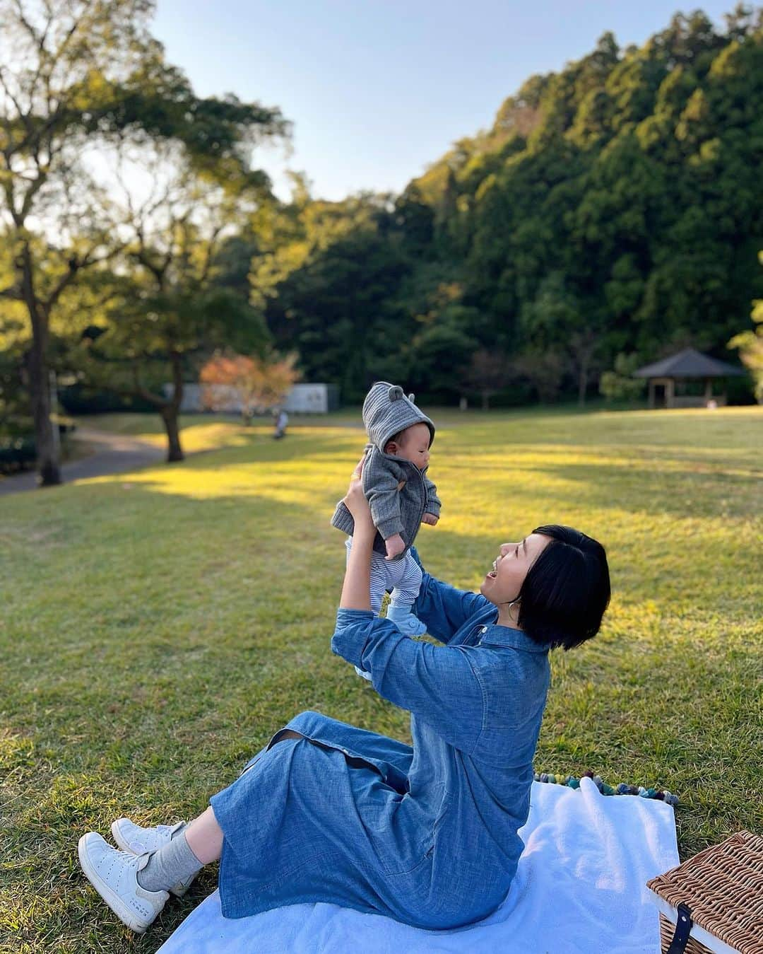 Hiroe Hiranoさんのインスタグラム写真 - (Hiroe HiranoInstagram)「Beautiful Autumn 🍂 ✨ 秋晴れが続き、なんとも気持ちいい季節🌿  芝生の上で、太陽浴びながらピクニック🧺 サンドイッチをつくって芝生で寝転んで。  あっという間に２ヶ月に。 肌が真っ白なSoma❄️ たくさん太陽を浴びて、 自然からパワーをチャージして🌏  見渡すと様々な背景を 背負っている人が沢山いる。  私たちができることを。 歩みながら、美しい世界で🌏 スクスク育ってくれることを想います🌞  芸術の秋、食欲の秋ですね。 引き続き、内側に向けてのインプット時。  クリエイティブ魂を磨きたい、今日この頃💎  いろんな想像しながら。 さらに自分の想像も超えたビジョンを キャッチするために。  息子と共に外に向けて動き出して行こうと思います🌱  #mywellbeing #マイウェルビーイング #family #家族 #高齢出産 #mindfulness #wellbeing #life #love #国際結婚 #ハーブベイビー」11月1日 22時01分 - hiroe_hirano