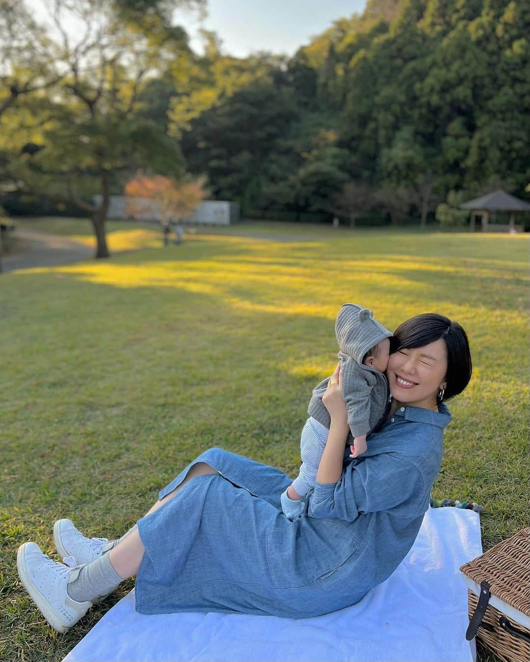 Hiroe Hiranoさんのインスタグラム写真 - (Hiroe HiranoInstagram)「Beautiful Autumn 🍂 ✨ 秋晴れが続き、なんとも気持ちいい季節🌿  芝生の上で、太陽浴びながらピクニック🧺 サンドイッチをつくって芝生で寝転んで。  あっという間に２ヶ月に。 肌が真っ白なSoma❄️ たくさん太陽を浴びて、 自然からパワーをチャージして🌏  見渡すと様々な背景を 背負っている人が沢山いる。  私たちができることを。 歩みながら、美しい世界で🌏 スクスク育ってくれることを想います🌞  芸術の秋、食欲の秋ですね。 引き続き、内側に向けてのインプット時。  クリエイティブ魂を磨きたい、今日この頃💎  いろんな想像しながら。 さらに自分の想像も超えたビジョンを キャッチするために。  息子と共に外に向けて動き出して行こうと思います🌱  #mywellbeing #マイウェルビーイング #family #家族 #高齢出産 #mindfulness #wellbeing #life #love #国際結婚 #ハーブベイビー」11月1日 22時01分 - hiroe_hirano