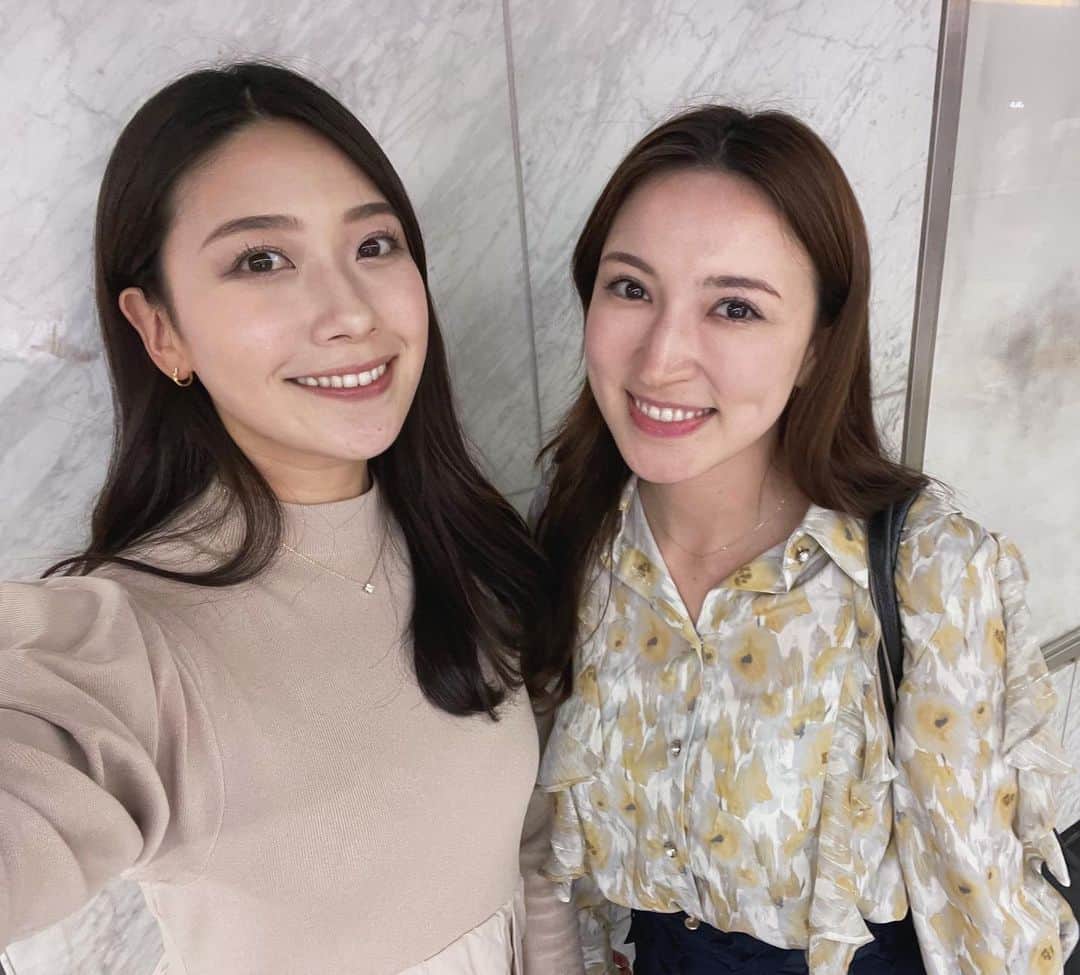 松田和佳のインスタグラム：「先日、テレビ大阪アナウンサーのウーデンジェニファー里沙さんとご飯に行ってきました🤍✨  実は小学校からずっと同じ学校の先輩なのです！ (小学校ではバスケ部でご一緒でした😚)  在学中は見かけるたびに輝いていて美しく🥺✨話しかけるのに緊張してためらっていたので、ゆっくりお話しするのはこの日が初めて！🤍  お仕事の相談に乗っていただいたり、他にもいろいろな話で盛り上がって楽しかったなぁ😚💭  ジェニさんありがとうございました💕  #アナウンサー #フリーアナウンサー #大阪 #梅田」