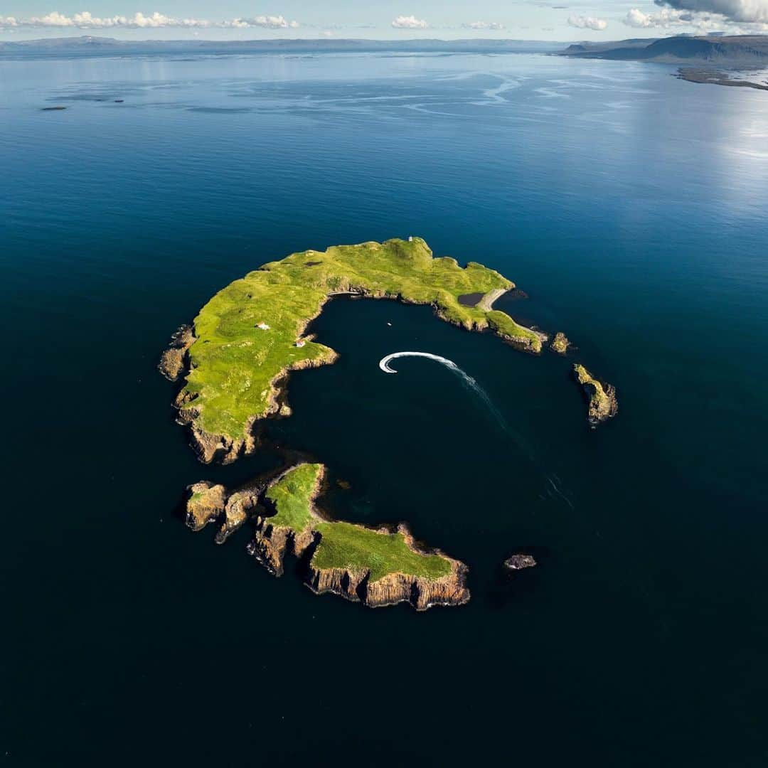 クリス・バーカードのインスタグラム：「Elliðæy - this unique little caldera north of Stykkishólmur, once providing shelter for settlers and eventually a home for fishing outfits and a few farms with over 15 residents in the mid 1800’s until the population dwindled to complete abandonment in 1960. We walked among what remains from the island’s rugged past, a lighthouse standing the test of time to warn ships and provide a safe nesting ground for eagles, the stories almost telling themselves in the landscape. There’s a lot of hidden gems like these in Iceland... you just gotta be willing explore off the beaten path to find them  At one point settlers discovered this island chain in wooden ships… but me & @ellithor had slightly more capable crafts, @seadoo Explorer Pro, designed for these longer range missions where you need equipment and range for self sufficiency」