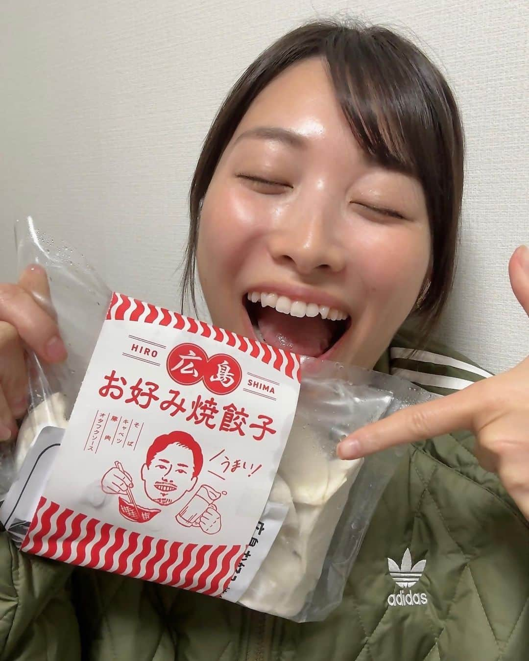 春原未来さんのインスタグラム写真 - (春原未来Instagram)「ねえねえ！目を引く餃子じゃない？！😆  餃子好き,広島焼好きとしてどうしても食べてみたくなって注文！  中に入ってた焼き方の説明書通り焼いたらいい感じに焼けました！🙆🏻‍♀️ パリパリ音聞いてほしくて動画撮ったよ！  初めて食べた1口目。 続いて2口目。 リアルな反応の動画ですみません🤣  広島焼をみじん切りにして餃子の中に入れたみたいな味だから(←そのまんまの説明🤣)なにも付けずに食べたら,これには通常通り酢醤油がいいのかおたふくソースがいいのかわからなくなって😂  でもね！！ 何個も噛み進めていくとクセになる味で！ほんと面白い！新感覚！  Hiroshima okonomiyaki is now available as gyoza! We got the perfect frozen food as a souvenir from Hiroshima by online store.  PR @hiroshima__gyoza_ #広島お好み焼餃子 #広島餃子 #冷凍餃子 #お取り寄せ餃子 #餃子 #広島焼き #餃子とビール #宅飲み最高 #asmrfood #咀嚼音 #サクッ」11月1日 22時02分 - sunohara_miki