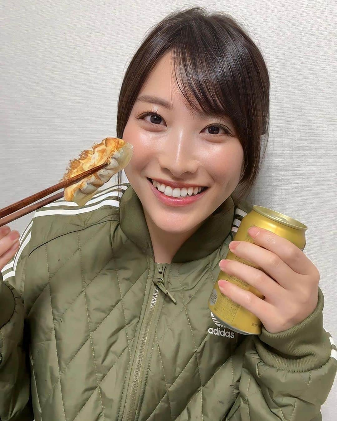 春原未来さんのインスタグラム写真 - (春原未来Instagram)「ねえねえ！目を引く餃子じゃない？！😆  餃子好き,広島焼好きとしてどうしても食べてみたくなって注文！  中に入ってた焼き方の説明書通り焼いたらいい感じに焼けました！🙆🏻‍♀️ パリパリ音聞いてほしくて動画撮ったよ！  初めて食べた1口目。 続いて2口目。 リアルな反応の動画ですみません🤣  広島焼をみじん切りにして餃子の中に入れたみたいな味だから(←そのまんまの説明🤣)なにも付けずに食べたら,これには通常通り酢醤油がいいのかおたふくソースがいいのかわからなくなって😂  でもね！！ 何個も噛み進めていくとクセになる味で！ほんと面白い！新感覚！  Hiroshima okonomiyaki is now available as gyoza! We got the perfect frozen food as a souvenir from Hiroshima by online store.  PR @hiroshima__gyoza_ #広島お好み焼餃子 #広島餃子 #冷凍餃子 #お取り寄せ餃子 #餃子 #広島焼き #餃子とビール #宅飲み最高 #asmrfood #咀嚼音 #サクッ」11月1日 22時02分 - sunohara_miki