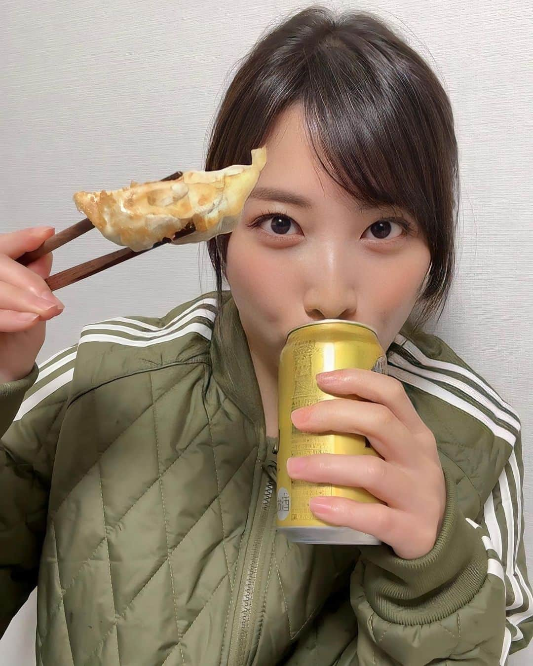 春原未来さんのインスタグラム写真 - (春原未来Instagram)「ねえねえ！目を引く餃子じゃない？！😆  餃子好き,広島焼好きとしてどうしても食べてみたくなって注文！  中に入ってた焼き方の説明書通り焼いたらいい感じに焼けました！🙆🏻‍♀️ パリパリ音聞いてほしくて動画撮ったよ！  初めて食べた1口目。 続いて2口目。 リアルな反応の動画ですみません🤣  広島焼をみじん切りにして餃子の中に入れたみたいな味だから(←そのまんまの説明🤣)なにも付けずに食べたら,これには通常通り酢醤油がいいのかおたふくソースがいいのかわからなくなって😂  でもね！！ 何個も噛み進めていくとクセになる味で！ほんと面白い！新感覚！  Hiroshima okonomiyaki is now available as gyoza! We got the perfect frozen food as a souvenir from Hiroshima by online store.  PR @hiroshima__gyoza_ #広島お好み焼餃子 #広島餃子 #冷凍餃子 #お取り寄せ餃子 #餃子 #広島焼き #餃子とビール #宅飲み最高 #asmrfood #咀嚼音 #サクッ」11月1日 22時02分 - sunohara_miki