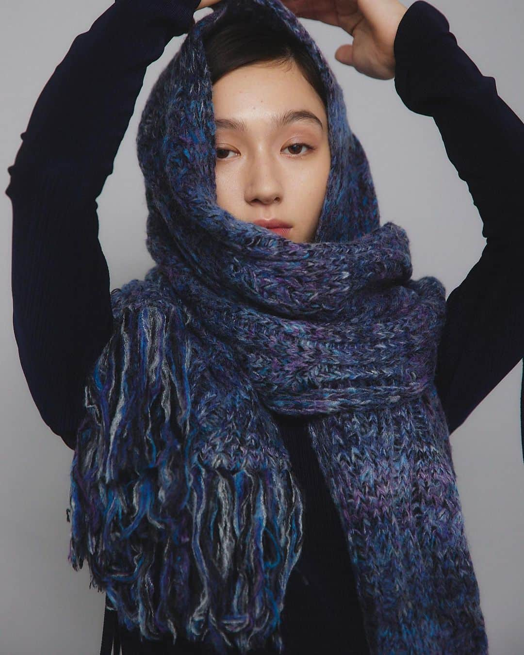 M U R R A Lのインスタグラム：「. 2023 Fall / Winter Collection  FRAGILE Hazy knit scarf🧶  風に舞う粉雪。 霞んで見えたその光景の儚さと強さをかすり糸を用いて表現。 配色の異なる2種類のかすり糸を用いる事で 柄の表情に奥行きをもたせている。 1本1本丁寧に手作業でつけられたフリンジは靡く度に スタイリングにアクセントを生み出します。  儚さを包み込むように  #MURRAL #23FW #FRAGILE」