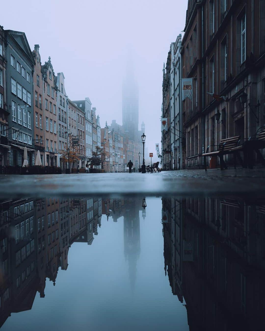 Thomas Kakarekoのインスタグラム：「Next frame from that unforgettable Gdańsk morning 🇵🇱」