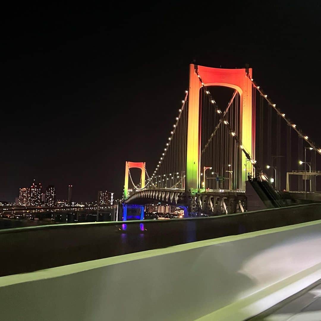 マキ・コニクソンのインスタグラム：「今夜のレインボーブリッジは 今まで見た事ない色だった。  横浜に向かっています！🚗💨 バイバイ東京🗼👋🏼  レインボーブリッジのおすそ分け🌈 本当にお休みなさい…  #レインボーブリッジ  #きれいな色合い  #エア東京🗼」