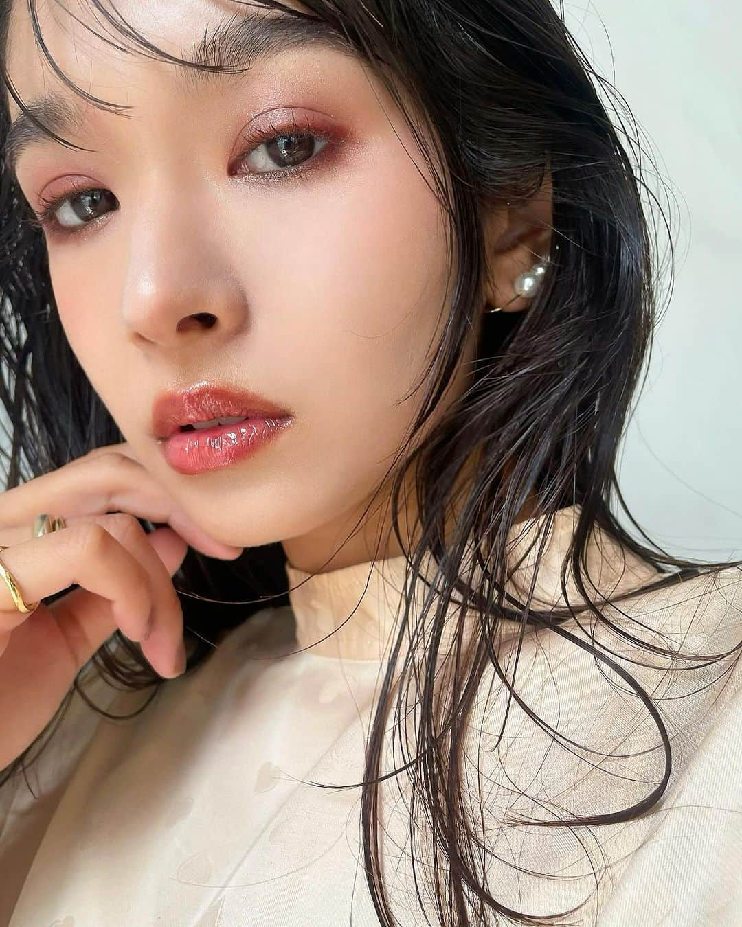 谷口翠彩のインスタグラム：「Autumn 🍂🍁  𝐬𝐞𝐧𝐬𝐮𝐚𝐥 𝐦𝐨𝐝𝐞.💋  red brown.  Dior サンククルール🦋  eye： @diorbeauty  ディオールショウ サンク クルール673  eyeliner： @rmkofficial  アイディファイニングペンシル : 02   mascara： @wonjungyo_official_jp   @wonjungyo_official  シアーブラウン  cheek： @narscosmeticsjapan  アフターグローリキッドブラッシュ3076 @addictionbeauty_official  ザブラッシュニュアンサー 102N　Innate Talent  highlight： @cledepeaubeaute  ルレオスールデクラ17  lip： @fujiko_brand プランピーリップ03甘美  . . . #みどめいく#みどへあめいく#dior#diormakeup#サンククルール #サンククルールクチュール #nars#ナーズ」