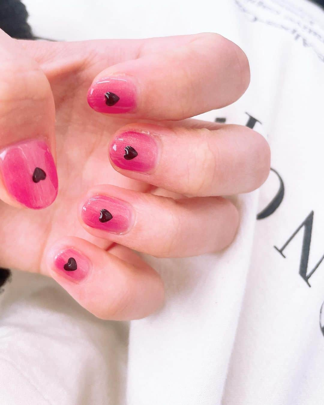 浅倉樹々のインスタグラム：「.  もう11月か🫣はやい、、  今のネイルハートなんだ♡  #nail」