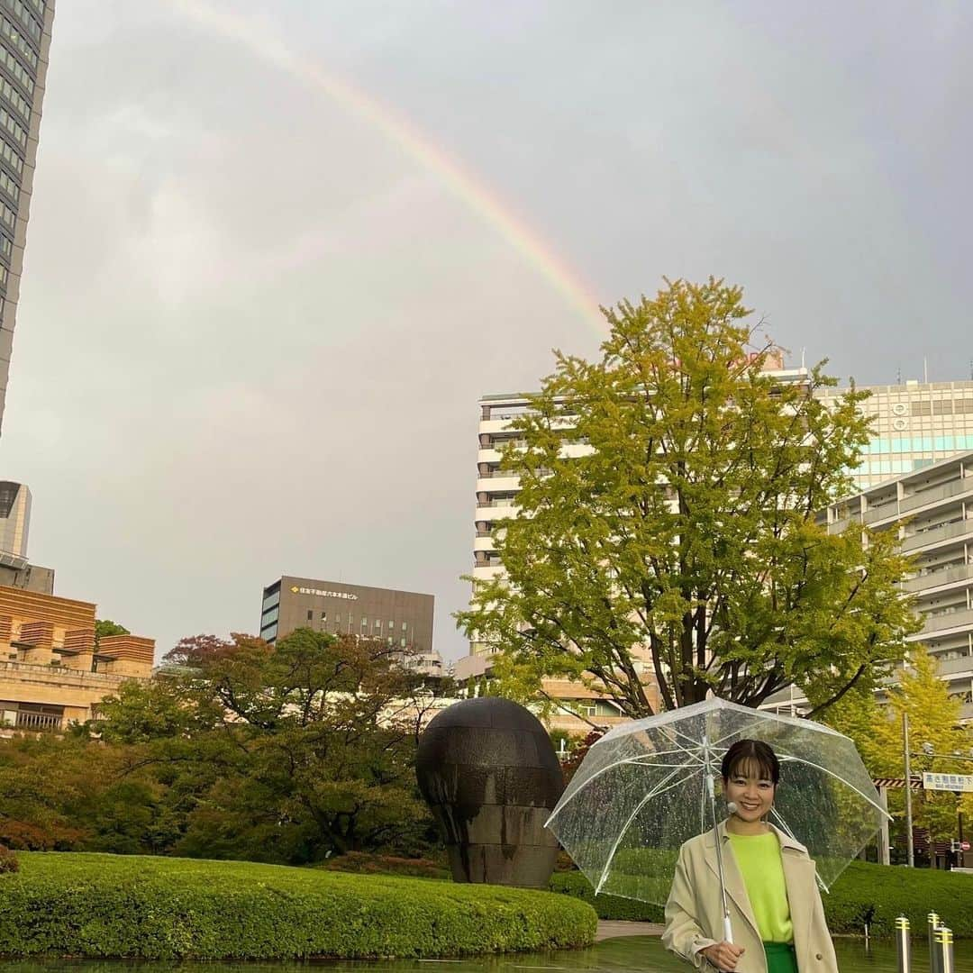 磯貝初奈さんのインスタグラム写真 - (磯貝初奈Instagram)「本番前、虹と一緒に撮ってもらいました。  #サンデーlive!! #磯貝初奈」11月1日 22時06分 - hana_isogai