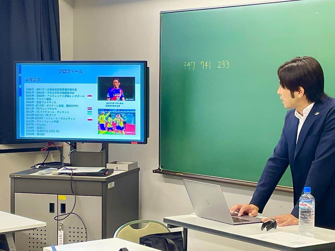 柴村直弥のインスタグラム：「母校である中央大学の文学部の「グローバル社会とスポーツ」の講義を学生たちにさせていただきました。後輩たちが熱心に聞いてくれて感謝です。 #中央大学 #文学部 #講義 @chuo_univ_fc  #yonex」