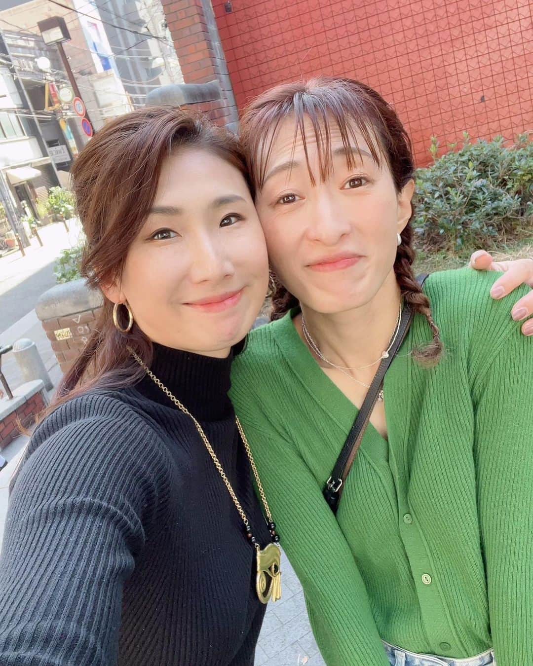 のインスタグラム：「みーちゃんがお仕事で関西に来たのでほんの一瞬😂 会えましたー。  お茶しようねーと集合したんだけど　あまり時間がなかったのとお誕生日お祝いだしなんだか「飲まないとな」となりスパークリングをささっと買って(本当は屋上庭園とか行きたかったんだけど😂) お外でおしゃべりしました まぁ私たちにとってはこれお茶なんだけどね🤪 私がニヤニヤしながらお酒選んでるところ激写されておりました笑  待ち合わせ前に 「私すごい地味だからわかんないと思うけど、探して」 とLINEが来たので　そっかー朝早くの移動だったしパパパッと出てきたんだなーと思いながら歩いてたら　 まぁーびっくり。 びっくりのシャンパンゴールドのスカートの人が立っておりまして😂 「え....どこが地味なの？」と会って早々ツッコミました。  みーちゃんお誕生日おめでとう。 41歳へようこそ。㊗️」