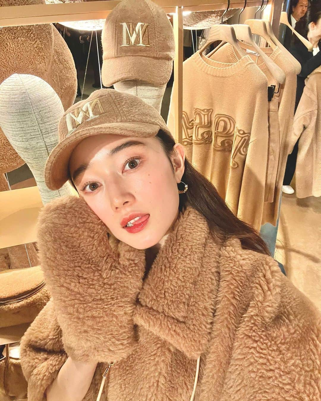 椎名美月さんのインスタグラム写真 - (椎名美月Instagram)「. @maxmara  #MaxMaraTheCube #Cameluxe #MaxMara #pr   Max Mara 10th Anniversary of the Teddy Bear Coat🧸」11月1日 22時07分 - mitsuki__shiina