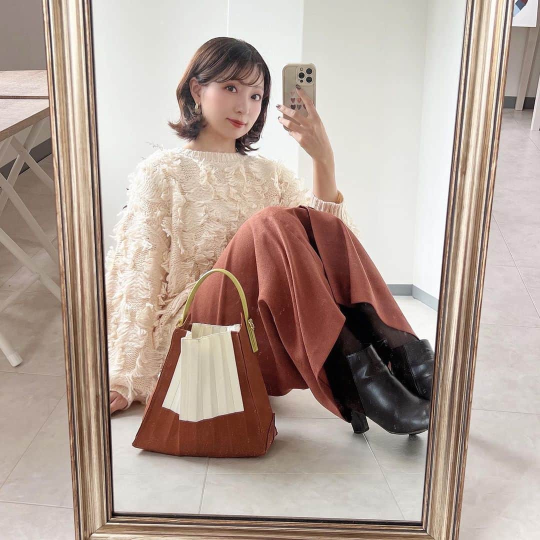 筧沙奈恵さんのインスタグラム写真 - (筧沙奈恵Instagram)「white×brown ・ 白のフリンジニット、今年らしくてお気に入り♡お袖がたっぷり膨らんでいるオーバーサイズ感が骨格ナチュラル的に好バランス👍 ・ ブラウンのスカートとバッグを合わせて、統一感を出してみました！ ・ 今週は、タレントさんのYouTube撮影・監修している骨格タイプ別ブラの撮影・大阪での出張診断など、大型企画が集中していてなんだかバタバタ💨一つ一つ丁寧に全力で取り組んで頑張ろう！ ・ 来週はゆっくりします😪笑 ・ tops @bab.showroom  bag @zara  shoes @uniqlo_jp  ・ #ママコーデ　#ママファッション　#イエベ秋　#イエベ秋コーデ　#骨格ナチュラル　#骨格クラシックコーデ　#骨格ナチュラルコーデ　#顔タイプアクティブキュート　#顔タイプアクティブキュートコーデ　#秋コーデ　#秋コーデ2023 #顔タイプ診断　#顔タイプ診断東京」11月1日 22時07分 - sanaekakei