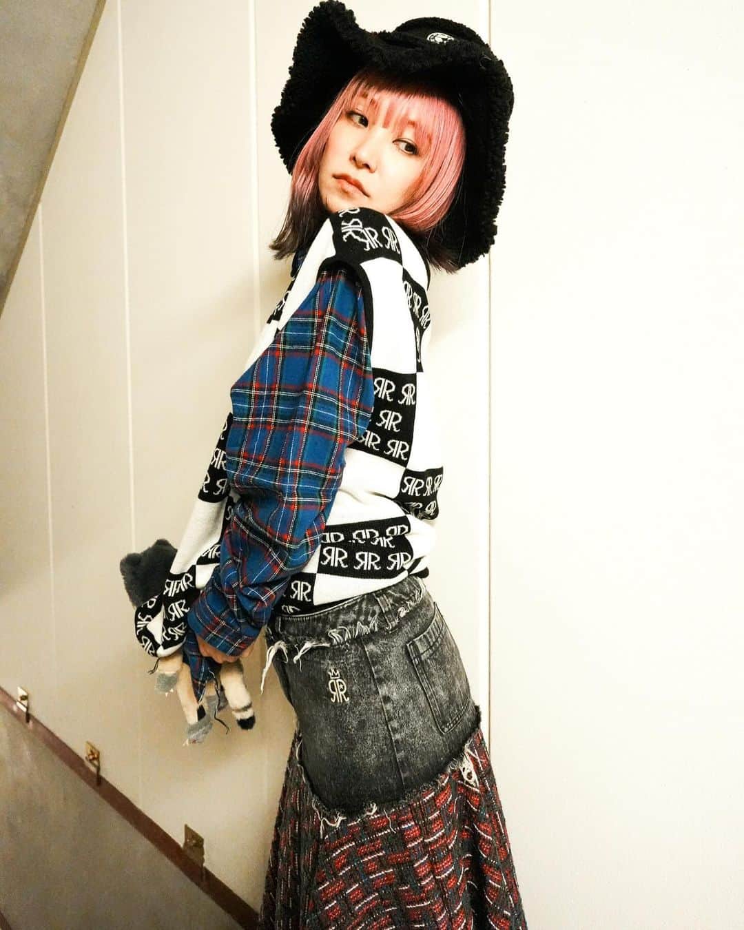 のインスタグラム：「めちゃかわスカート💃 ウエストがデニムになっていて、下に重めのチェックスカートがついてます☝️ 上をショートでデニムをみせてもかわいいし、オーバーサイズのパーカーとか着てみせなくてもかわいい💃 お腹まわりがすっきりしていて、下が重めなのでスタイルよく見えるしついつい揺たくなるスカート💃れっつだんす💃 ボアの帽子と共に👒  ゆいPが着てるロンTは第一弾のものだけど、これもヘビロテ中🔁カーゴパンツブルーもよくはきます🩵  ROY -reflect overjoy- FW23の発売が開始しました☻ 急に始めた　@royreflectoverjoy.official インスタライブにて、お洋服のサイズ等、詳しくお話ししたアーカイブ残してます🐈‍⬛👑 参考にしてください📱☻  この冬も楽しめますようにっ❀ royreflectoverjoy.jp」