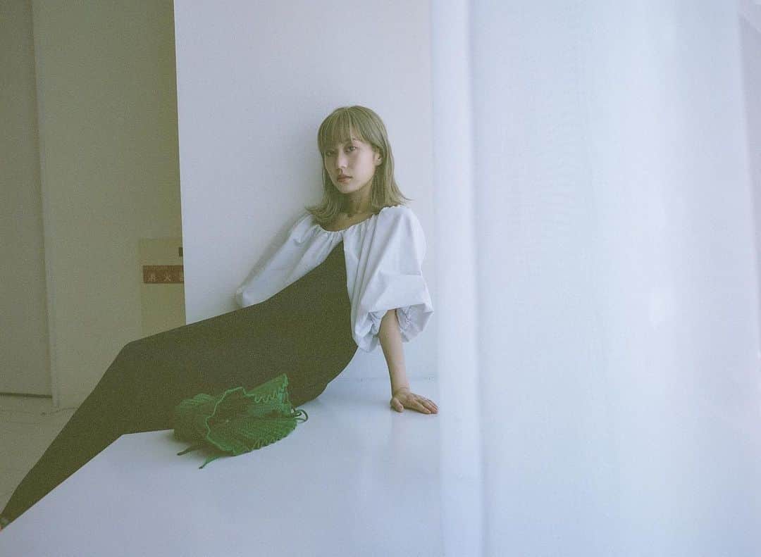 おざきせりなのインスタグラム：「〜静岡〜  あした展示見に行きませんか？とベスさんと大田さんに誘っていただいた日。  . 「ゆらゆら」 読む写真集引き続き販売しております。dmまで よろしくお願いします！ photo @ohta.kouichi  .」