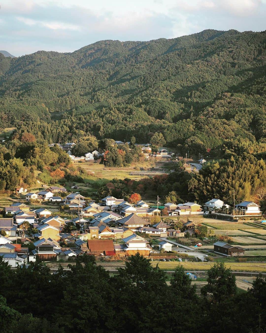 石川直樹さんのインスタグラム写真 - (石川直樹Instagram)「Asuka village, Nara prefecture. 奈良県#明日香村 に滞在中。飛鳥・藤原に関わりのある風景をひたすら撮影しているのですが、石がとても面白い。 1: 真ん中に日本最古のお寺#飛鳥寺 2: 月輪石 3: 岡の立石 4: 橘寺の塔跡 5: 橘寺の変な石の灯籠 6: 益田岩舟 7: 石舞台古墳内部 8: 酒船石遺跡」11月1日 22時10分 - straightree8848