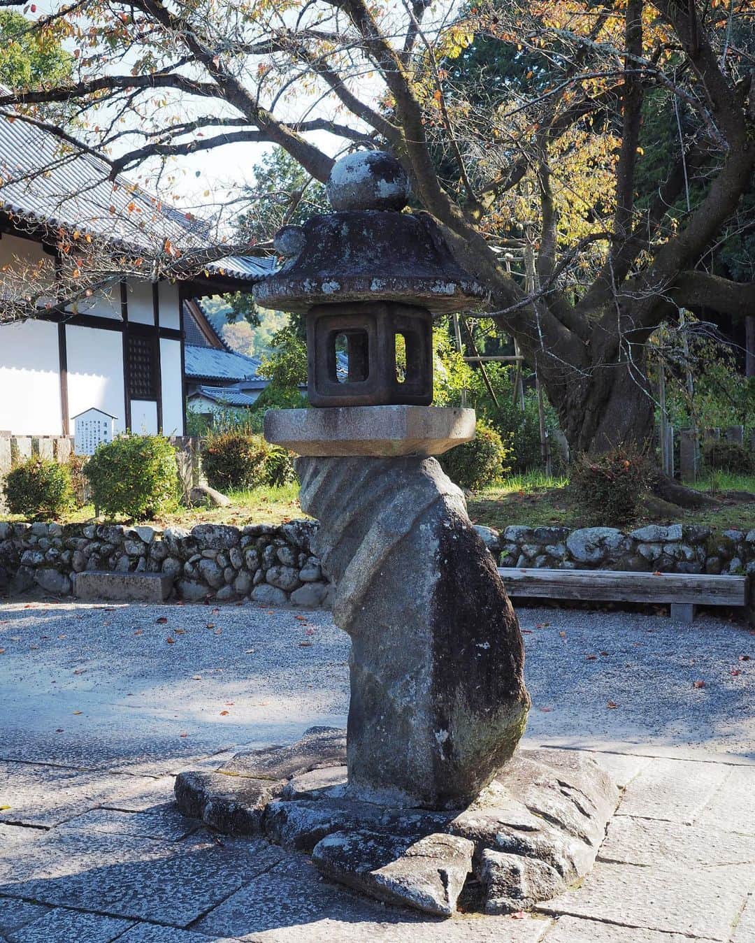石川直樹さんのインスタグラム写真 - (石川直樹Instagram)「Asuka village, Nara prefecture. 奈良県#明日香村 に滞在中。飛鳥・藤原に関わりのある風景をひたすら撮影しているのですが、石がとても面白い。 1: 真ん中に日本最古のお寺#飛鳥寺 2: 月輪石 3: 岡の立石 4: 橘寺の塔跡 5: 橘寺の変な石の灯籠 6: 益田岩舟 7: 石舞台古墳内部 8: 酒船石遺跡」11月1日 22時10分 - straightree8848
