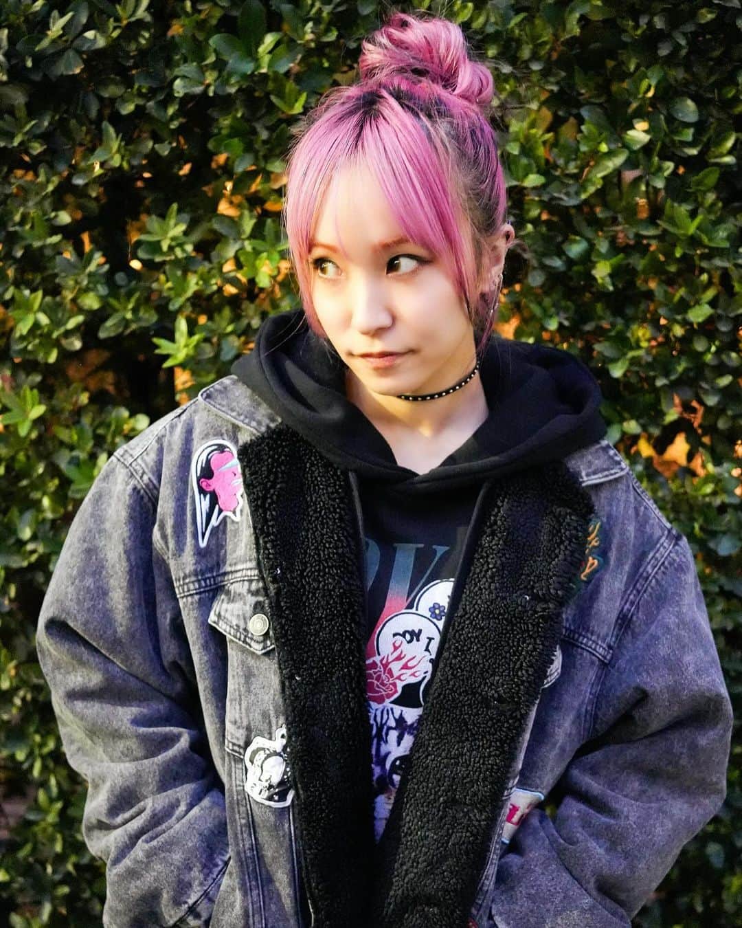 のインスタグラム：「パーカーワンピースと、デニムボアジャケット🧥 これはもう絶対☝️  デニムボアジャケットは、ボタンをはずして着てもボアがのぞいてかわいいし、あったかいし、ニットの上にも、カーディガンの上にも、大きめパーカーの上にも着られて、この冬は極寒でも乗り切れます🐎これも絶対使うやつ☝️ 腰に刺繍入れておきました🪡 男の子にも着てもらえますっ☻👑  ツアー後半に控えている北海道も全然いけちゃうね🐄  ROY -reflect overjoy- FW23の発売が開始しました☻ 急に始めた　@royreflectoverjoy.official インスタライブにて、お洋服のサイズ等、詳しくお話ししたアーカイブ残してます🐈‍⬛👑 参考にしてください📱☻ この冬も楽しめますようにっ❀ royreflectoverjoy.jp」