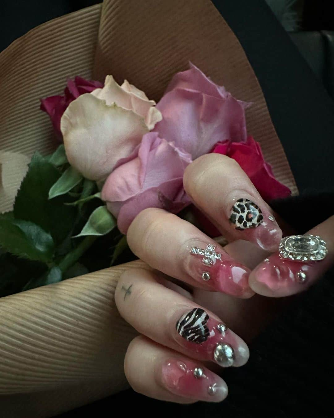 柚月瀬那さんのインスタグラム写真 - (柚月瀬那Instagram)「October nails by @kota.lovlnail @xx4xxvv 🧛‍♀️🥀❤️‍🩹🪓💎😈  １０月ハロウィンだから吸血鬼？悪魔ギャルネイル引き続きでした💅🌡️🩸 いつもイメージだけどお伝えしてお任せでしてもらってル❗️ ありがとう天才こた氏🥲🫶🏻  合言葉は「コタ氏にお任せッ⭐️」  #nails #ネイル #ギャルネイル」11月1日 22時22分 - iam13dearu