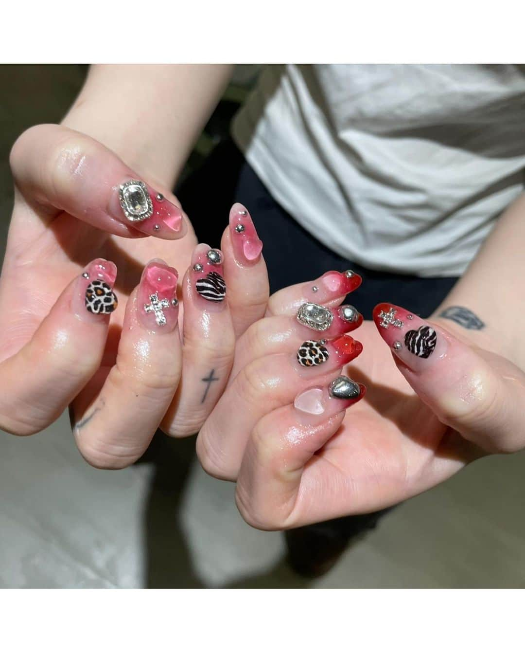 柚月瀬那さんのインスタグラム写真 - (柚月瀬那Instagram)「October nails by @kota.lovlnail @xx4xxvv 🧛‍♀️🥀❤️‍🩹🪓💎😈  １０月ハロウィンだから吸血鬼？悪魔ギャルネイル引き続きでした💅🌡️🩸 いつもイメージだけどお伝えしてお任せでしてもらってル❗️ ありがとう天才こた氏🥲🫶🏻  合言葉は「コタ氏にお任せッ⭐️」  #nails #ネイル #ギャルネイル」11月1日 22時22分 - iam13dearu