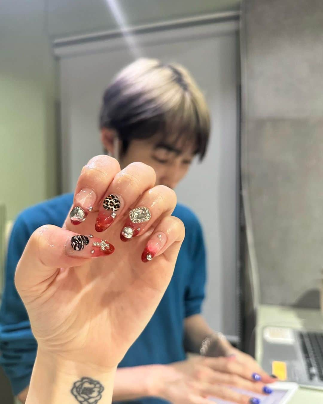 柚月瀬那さんのインスタグラム写真 - (柚月瀬那Instagram)「October nails by @kota.lovlnail @xx4xxvv 🧛‍♀️🥀❤️‍🩹🪓💎😈  １０月ハロウィンだから吸血鬼？悪魔ギャルネイル引き続きでした💅🌡️🩸 いつもイメージだけどお伝えしてお任せでしてもらってル❗️ ありがとう天才こた氏🥲🫶🏻  合言葉は「コタ氏にお任せッ⭐️」  #nails #ネイル #ギャルネイル」11月1日 22時22分 - iam13dearu