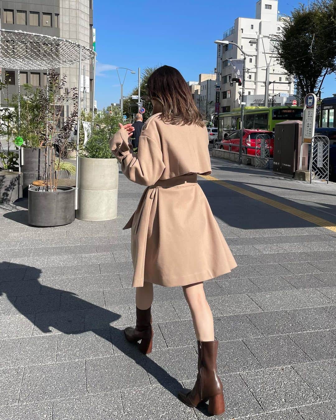 のインスタグラム：「𝟤𝟢𝟤𝟥 𝖶𝖨𝖭𝖳𝖤𝖱 𝖮𝖴𝖳𝖤𝖱 𝖢𝖮𝖫𝖫𝖤𝖢𝖳𝖨𝖮𝖭   #スタンドカラーコート ¥18,700 white pink beige black  ┈┈┈  beige black 着用 / 154cm @_sawasan   black pink 着用 / 170cm @se___na.31   #REDYAZEL #レディアゼル #outer #winterouter #冬アウター #ブルゾン #ジャケット #コート  #スタンドカラーコート #ケープコート  #ムートンジャケット #ファージャケット #ファーブルゾン」