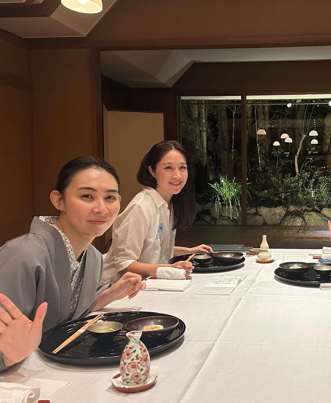 犬山紙子のインスタグラム：「インフルでどこにも出られず友達と旅した美しい旅館のこと思い出して泣きそうになってるけど、この時何でもかんでも燃やすフィルターにみんなでハマっていたため、 美味しそうなご飯も美しいお宿も友達も私もみんな燃えてて三枚目以降何が何やらわからないよ………」