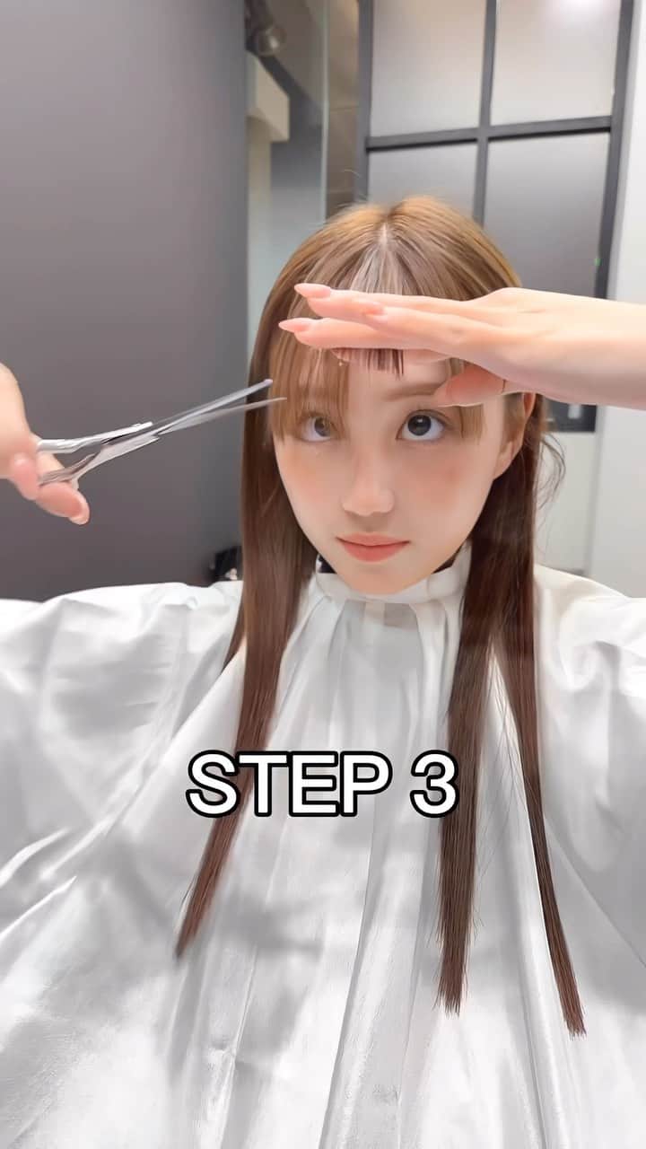のインスタグラム：「セルフ前髪カットのやり方✨ ˗˗˗˗˗˗˗˗˗˗˗˗˗˗˗˗˗˗˗˗˗˗˗˗˗˗˗˗˗˗˗˗˗˗˗˗˗˗ ⁡ ⁡ ⁡ ⁡ オリジナルの ヘアオイル、シャンプー、トリートメント好評発売中！ ⁡ ウキタ本ご予約受付中！ ⁡ エクステのご予約はDMからお願いいたします！ ⁡ ⁡ ⁡ ⁡ ◌ @ukita_bob  ⁡ ご質問はコメント欄にお願いします！ ⁡ ⁡ ⁡ ⁡ ˗˗˗˗˗˗˗˗˗˗˗˗˗˗˗˗˗˗˗˗˗˗˗˗˗˗˗˗˗˗˗˗˗˗˗˗˗˗ ⁡ ⁡ ◌ 料金 ◌ ・カット ¥8,800 ・カット 𓂃 トリートメント ¥12,000 ・カット 𓂃 カラー ¥16,000 ・カット 𓂃 カラー 𓂃 トリートメント ¥19,000 ・インナーエクステ ¥10,000 ・ロングエクステ ¥¥30,000 ⁡ ⁡ ⁡ 𓂃 よくあるご質問 𓂃 ⁡ ⁡ Q . 予約はどうしたらいいですか？ ⁡ ✎ プロフィールのURLからお待ちしております。 ⁡ ⁡ Q . 場所はどちらですか？ ⁡ ✎  DX SHARE SALON 東京都渋谷区神宮前1-9-8 KI-438ビル 1F-A 【原宿駅、明治神宮前駅から徒歩4分】 ⁡ ⁡ Q . 投稿に若い子しか載っていないですが、 私の年齢でも大丈夫ですか？ ⁡ ✎ もちろん大丈夫です。 僕のお客様は現在【7歳(小学2年生)〜61歳】の方が ご来店してくださっております。 女性は全員可愛くします。 ⁡ ⁡ Q . どんな美容師？ ⁡ ✎ 施術中は喋りすぎず喋らなすぎず 絶妙なリラックスラインを狙います。 ⁡ カットは【ボブ】【ショートボブ】が好きですが、 ミディアム、ロングも好きです。 ⁡ カラーはブリーチをしなくても 【透明感】【くすみ感】が出るところを こだわっています。 ⁡ ⁡ ⁡ 𓂃 #ボブ #切りっぱなしボブ #ボブヘアー #ボブヘア #ボブスタイル #ミニボブ #前下がりボブ #ボブアレンジ #ショートヘア #ショート #ショートボブ #ショートカット #ミディアムヘア #シースルーバング #前下がりボブ #外ハネボブ #小顔カット #似合わせカット #ヘアアレンジ #어레인지 #헤어 #헤어컷 #밥 #hairlove #hairfashion #hairtransformation #haircolor #hairpainting #hairvideo #hairextensions」