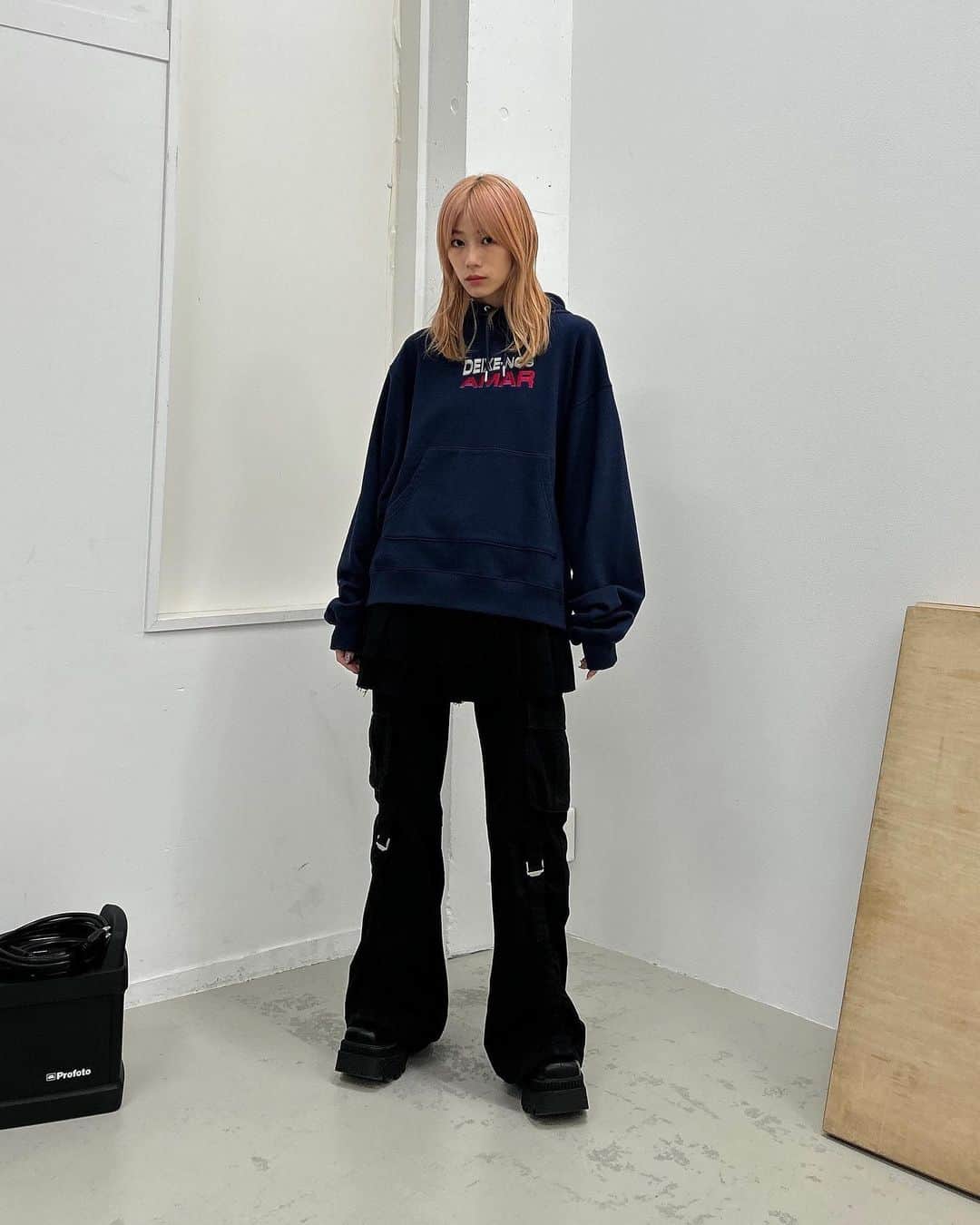 のインスタグラム：「ㅤㅤㅤㅤ #SLY_info @iori_seki【163cm】 SLY 企画 __________________________________ 11/10(FRI)店舗発売予定 ☑︎PEDORO NEKOIｘSLY LOOSE HOODIE (030GAR01-2390) NVY,T.GRY ㅤㅤㅤㅤㅤㅤㅤㅤㅤㅤㅤㅤㅤ 11/17(FRI)店舗入荷予定 ☑︎CUT OFF PLEATS S/SK (030GAR31-4190) BLK,KHA  ☑︎L/W MILITARY FLARE PT (030GAZ31-2630) BLK,KHA,GRY ㅤㅤㅤㅤㅤㅤㅤㅤㅤㅤㅤㅤㅤ ☑CHELSEA SHORT BOOTS (030GAY55-2330) BLK,IVOY __________________________________ ※配送の都合により発売日が異なる場合がございます。 ※店舗により在庫状況が異なります。 #notequalreal #PEDRONEKOIxSLY #SLY #SLY_fav」