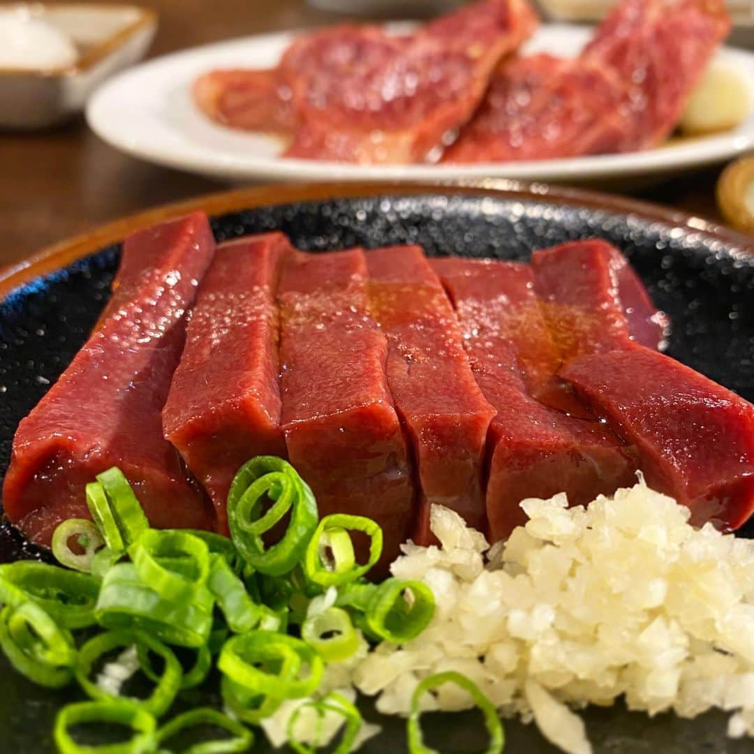 東京肉レポートさんのインスタグラム写真 - (東京肉レポートInstagram)「ちょっとここだけの話・・・今年実は｢ランボー｣行きまくってるのよ！職場から近いのもあるんですが、安い＋旨い＋いつでも入れる＋深夜営業してるの四拍子が揃っててつい味が向いてしまうのです！この日はサクッと上ハラミと上レバ焼きをいただきました！  If you are looking for a good yakiniku restaurant which opens till late at night, try “Ranbo” and you will highly likely be satisfied with the quality and the price of tasty yakiniku there !  価格帯：5,000〜7,000円 オススメメニュー：上ハラミ、上レバ焼き  #ランボー #麻布十番 #麻布十番グルメ #東京グルメ #東京焼肉 #焼肉 #肉 #和牛 #牛 #グルメ #東京肉レポート #肉レポ #rambo #azabujuban #tokyoogourmet #yakiniku #teppanyaki #sukiyaki #wagyu #steak #beef #barbecue #bbq #tokyo #japanfood #tokyofood #tokyo_wagyu_report」11月1日 22時15分 - tokyo_wagyu_report