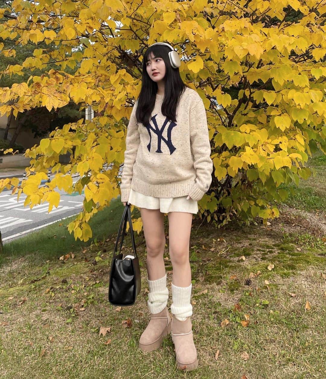 のインスタグラム：「韓国の紅葉綺麗だった🍁🍂💭  knit @newerajapan  knit pants @grl_official  boots @grl_official  bag @standoil.jp  . . . .」