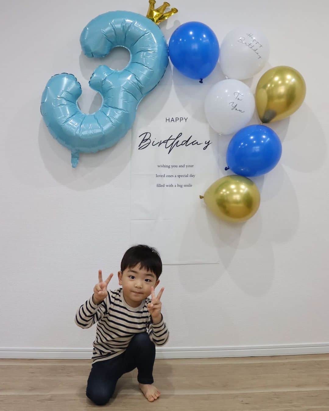 喜入祥充のインスタグラム：「息子の聖太が3歳の誕生日を迎えました🎂 息子にプレゼントをくれた方々、ありがとうございました😊 本人は、大喜びでした😆  ショッピングモールでは衣服に隠れていなくなったり、 逃走中が始まったりと大変なこともありますが…笑  自分でできることも増え、 毎日、可愛い癒しをくれます♪  これからも、すくすく育って 大きくなりますように☺️  2023/11/01  #喜入家 #長男 #3歳 #誕生日」