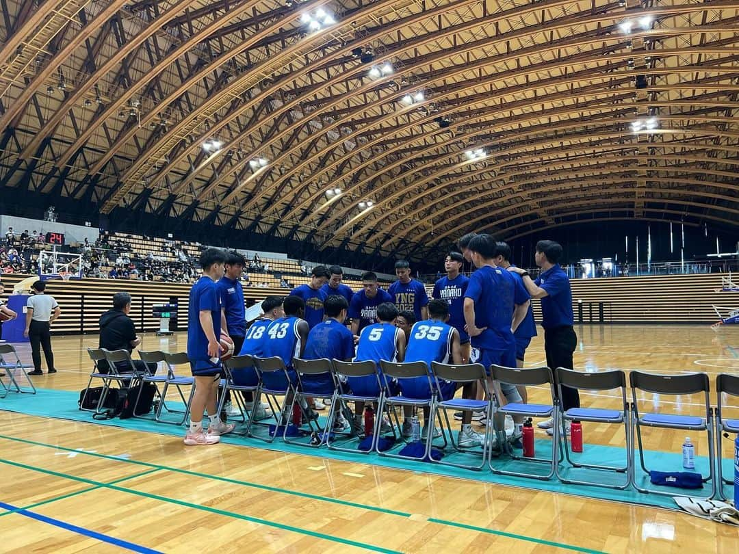 小串日葵のインスタグラム：「 ︎︎  ︎︎ 今まで🏀の写真載せてなかったけど、 高校生ラスト試合だったので載せます🫶  マネージャー入りたての頃は何も分からず棒立ちで多分 足でまといやったと思う笑それでも選手一人一人が優しく親切に 知識や色々な事を教えてくれて本当に嬉しかったし良いチーム やなって思った🥹 そこからひなも全力でサポートしたいと 思って役に立てたかは分からんけど、アイシング🧊の作り方 タイマー⏱のやり方スコア📄の付け方を覚えて、今じゃ試合で 「リバウンド！！」とか叫んでて笑う🤣 本当に皆がこのチームの マネージャーでよかった！って思わせてくれた、ありがとう。  #バスケ  #バスケマネージャー  #スポーツ観戦女子」